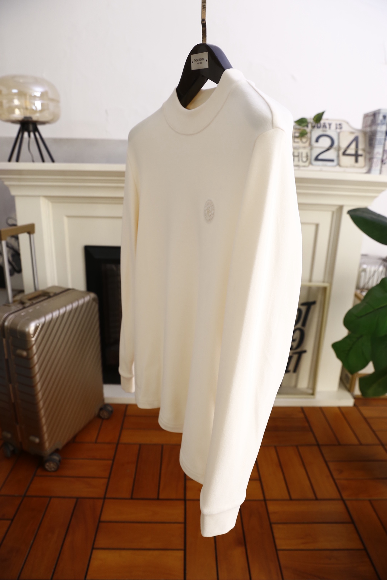 🔥迪奥.25秋冬新款！时尚男士半高领长袖打底衫为常规直筒版型，采用莱赛尔、棉与山羊绒混纺面料，兼具莱赛尔