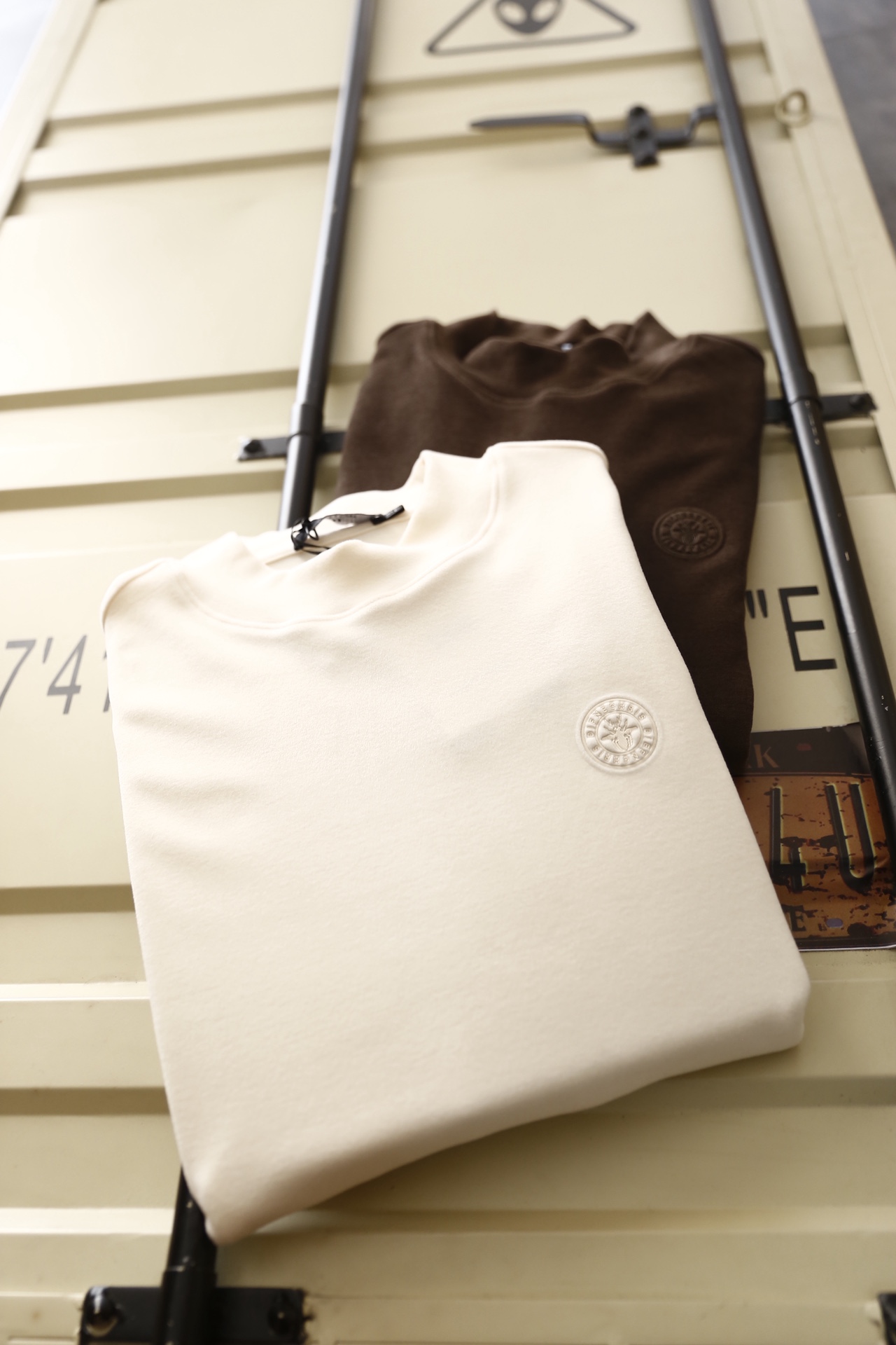 🔥迪奥.25秋冬新款！时尚男士半高领长袖打底衫为常规直筒版型，采用莱赛尔、棉与山羊绒混纺面料，兼具莱赛尔