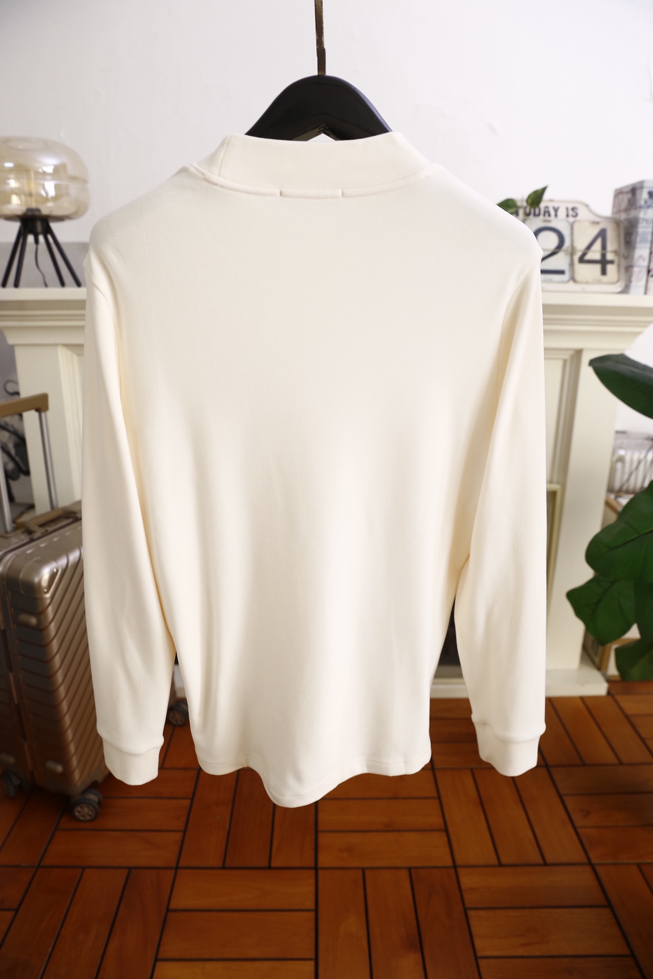 🔥迪奥.25秋冬新款！时尚男士半高领长袖打底衫为常规直筒版型，采用莱赛尔、棉与山羊绒混纺面料，兼具莱赛尔