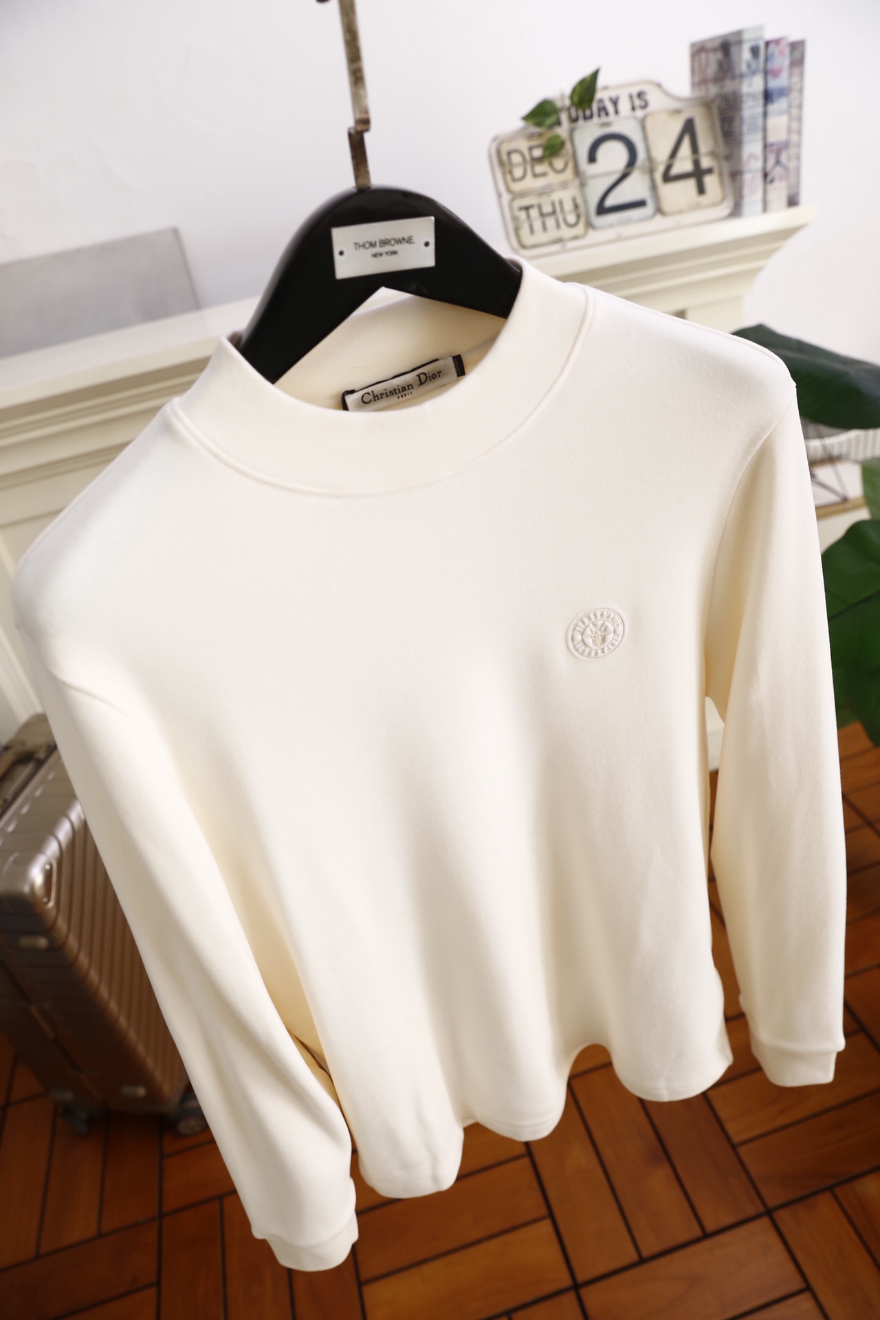 🔥迪奥.25秋冬新款！时尚男士半高领长袖打底衫为常规直筒版型，采用莱赛尔、棉与山羊绒混纺面料，兼具莱赛尔