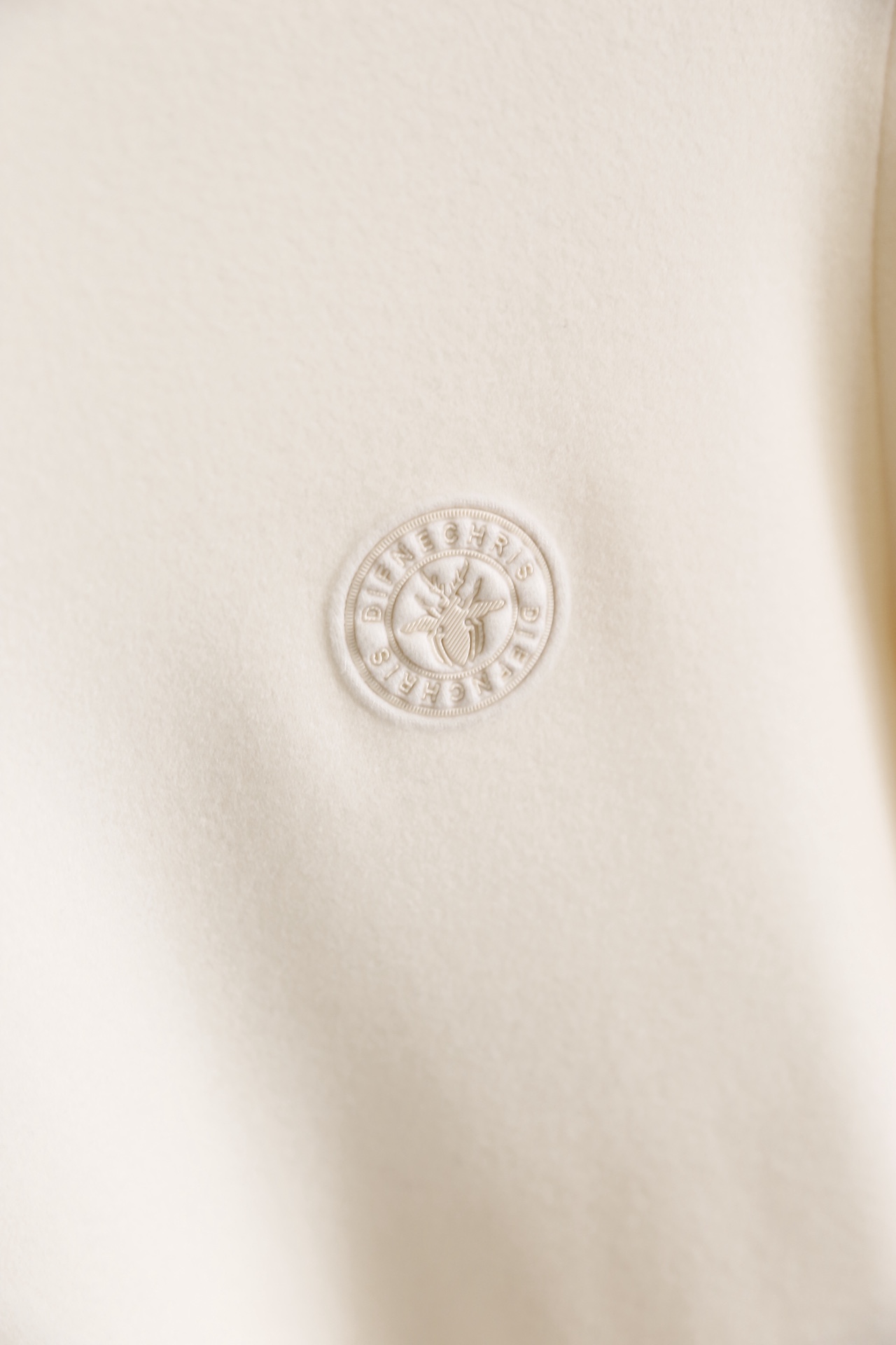 🔥迪奥.25秋冬新款！时尚男士半高领长袖打底衫为常规直筒版型，采用莱赛尔、棉与山羊绒混纺面料，兼具莱赛尔