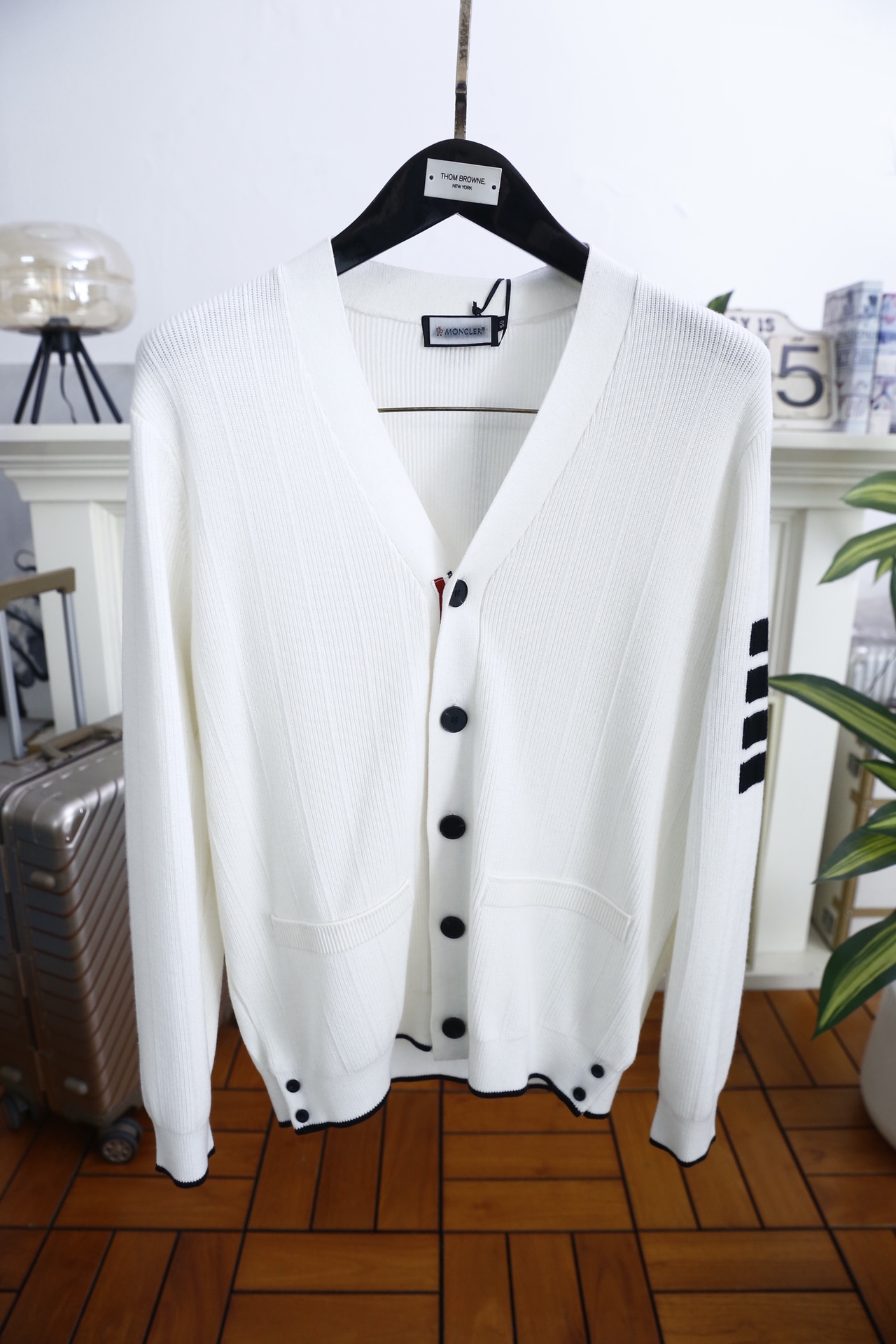 🔥TB.2025秋冬新品！时尚男士V领针织开衫采用腈纶与绵羊毛混纺面料，绵羊毛赋予其柔软亲肤的触感与出色