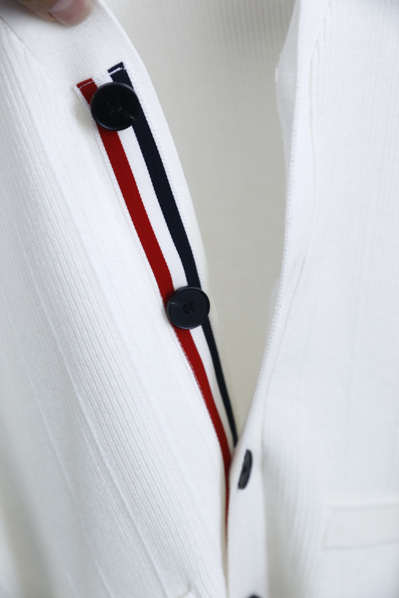 🔥TB.2025秋冬新品！时尚男士V领针织开衫采用腈纶与绵羊毛混纺面料，绵羊毛赋予其柔软亲肤的触感与出色