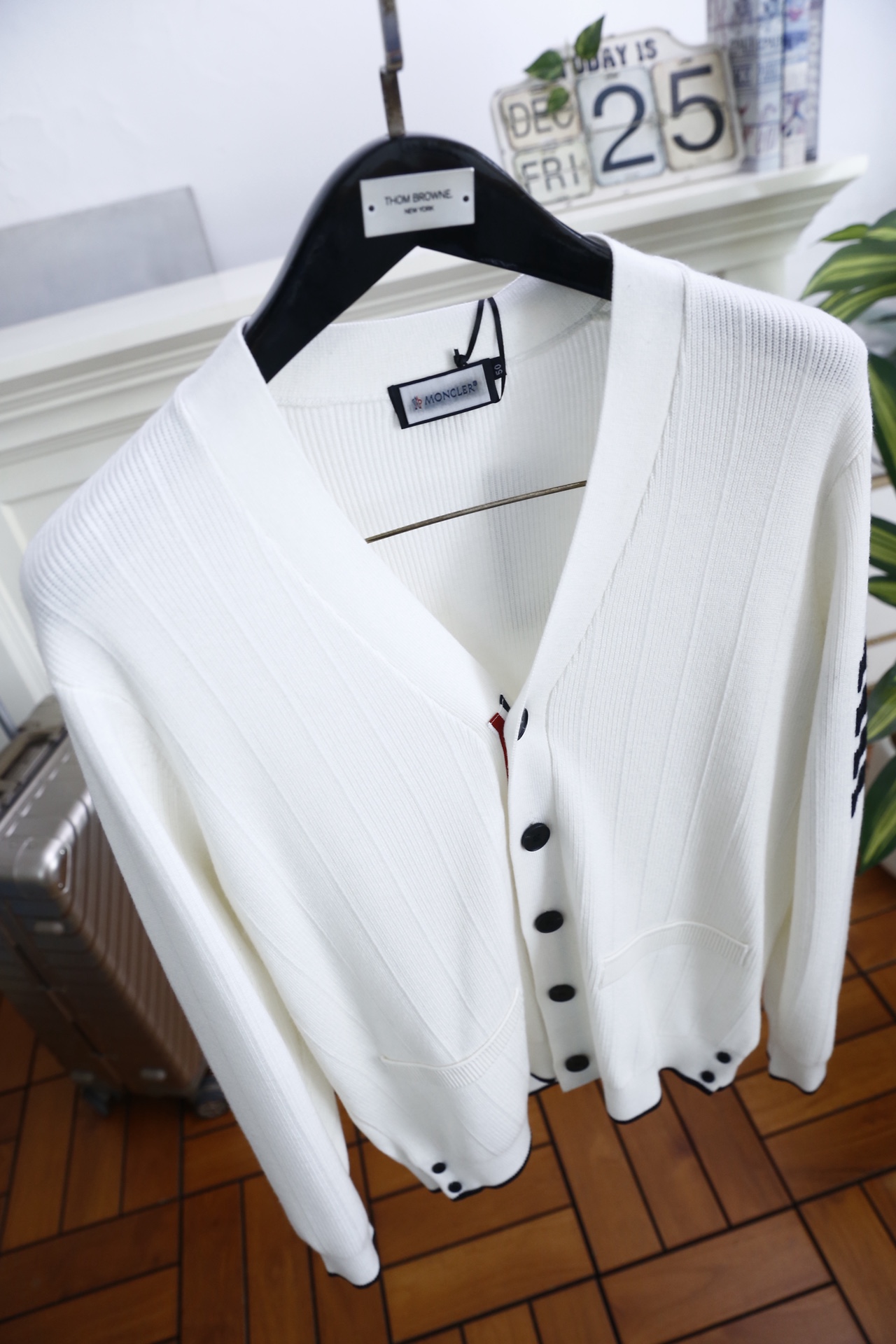 🔥TB.2025秋冬新品！时尚男士V领针织开衫采用腈纶与绵羊毛混纺面料，绵羊毛赋予其柔软亲肤的触感与出色