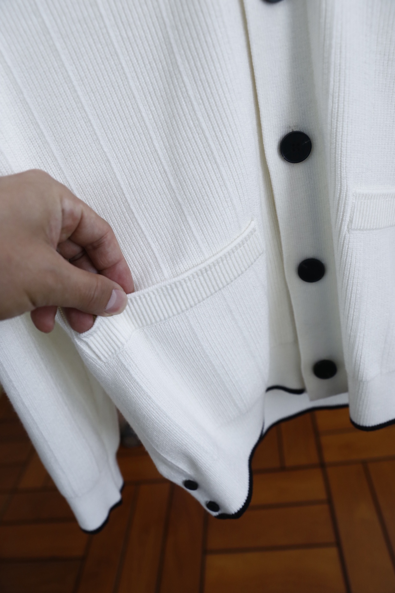 🔥TB.2025秋冬新品！时尚男士V领针织开衫采用腈纶与绵羊毛混纺面料，绵羊毛赋予其柔软亲肤的触感与出色