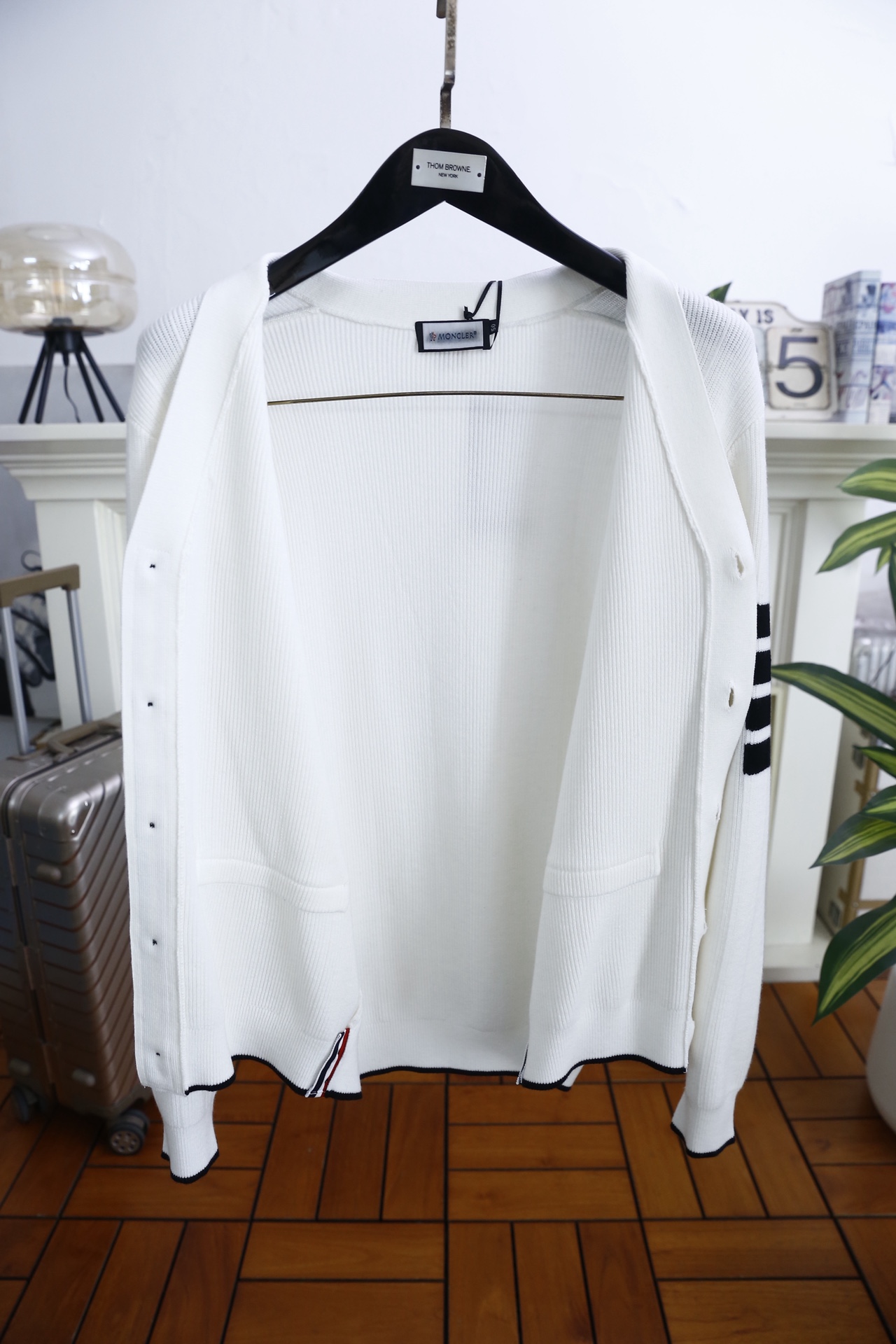 🔥TB.2025秋冬新品！时尚男士V领针织开衫采用腈纶与绵羊毛混纺面料，绵羊毛赋予其柔软亲肤的触感与出色