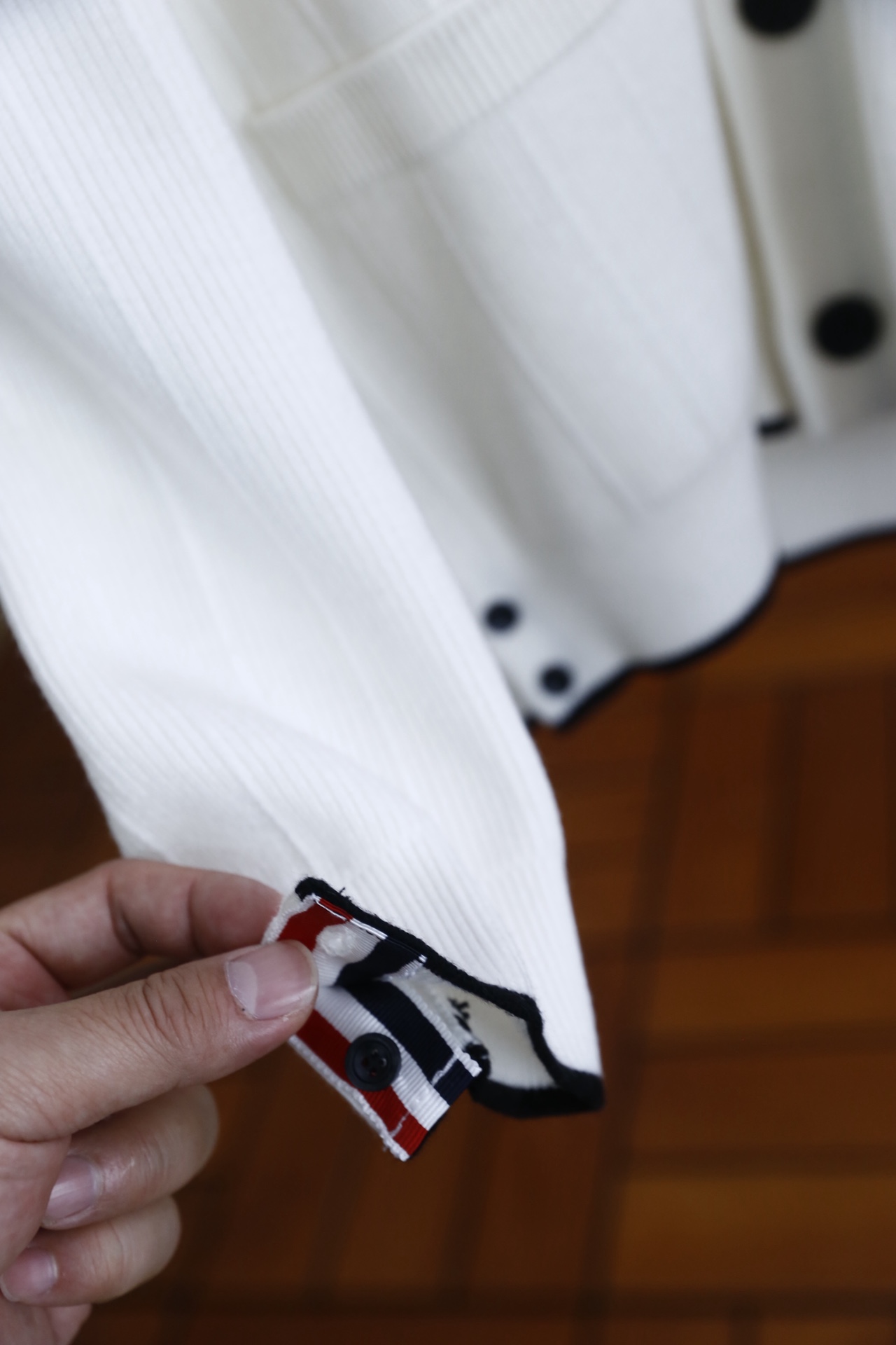 🔥TB.2025秋冬新品！时尚男士V领针织开衫采用腈纶与绵羊毛混纺面料，绵羊毛赋予其柔软亲肤的触感与出色