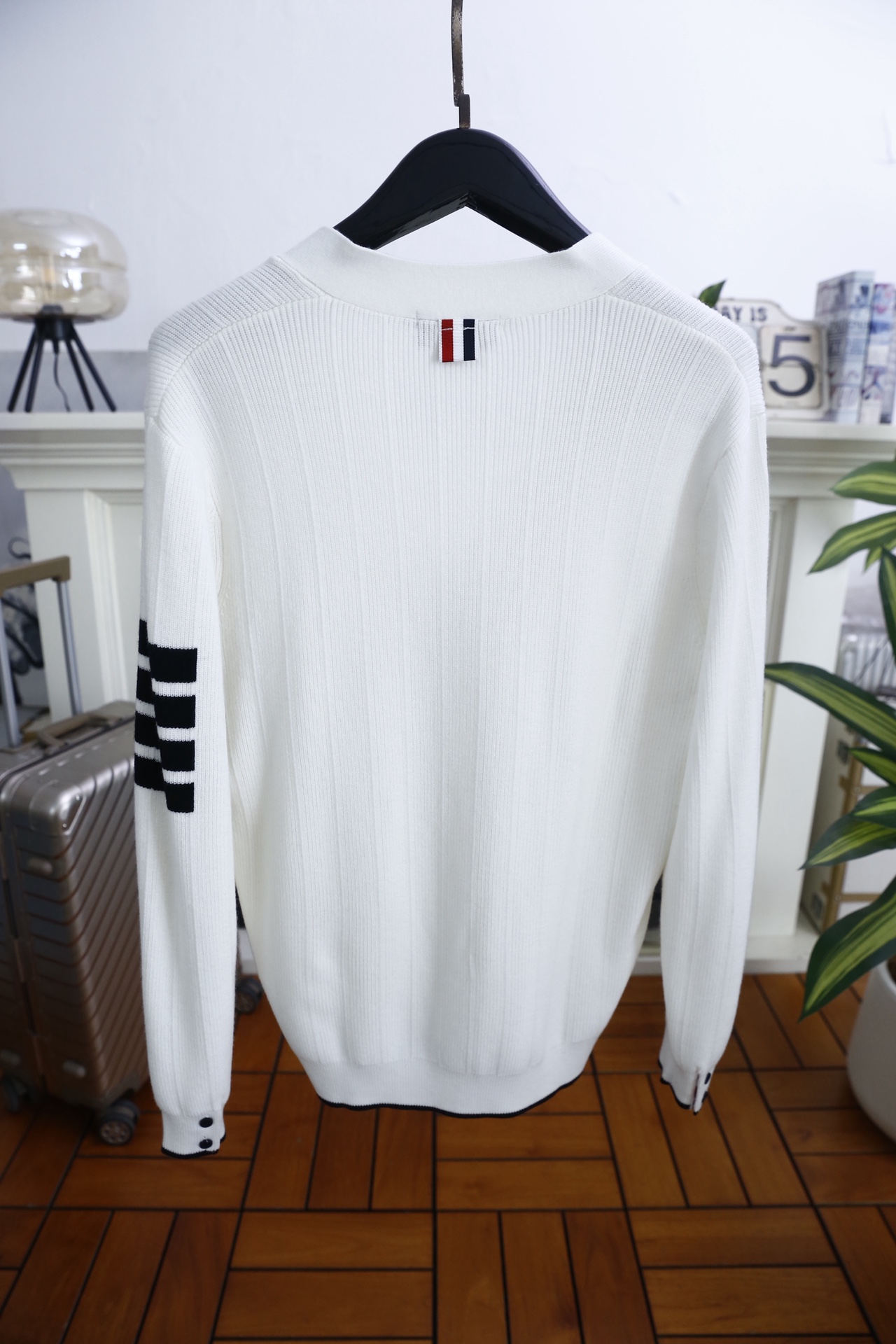 🔥TB.2025秋冬新品！时尚男士V领针织开衫采用腈纶与绵羊毛混纺面料，绵羊毛赋予其柔软亲肤的触感与出色