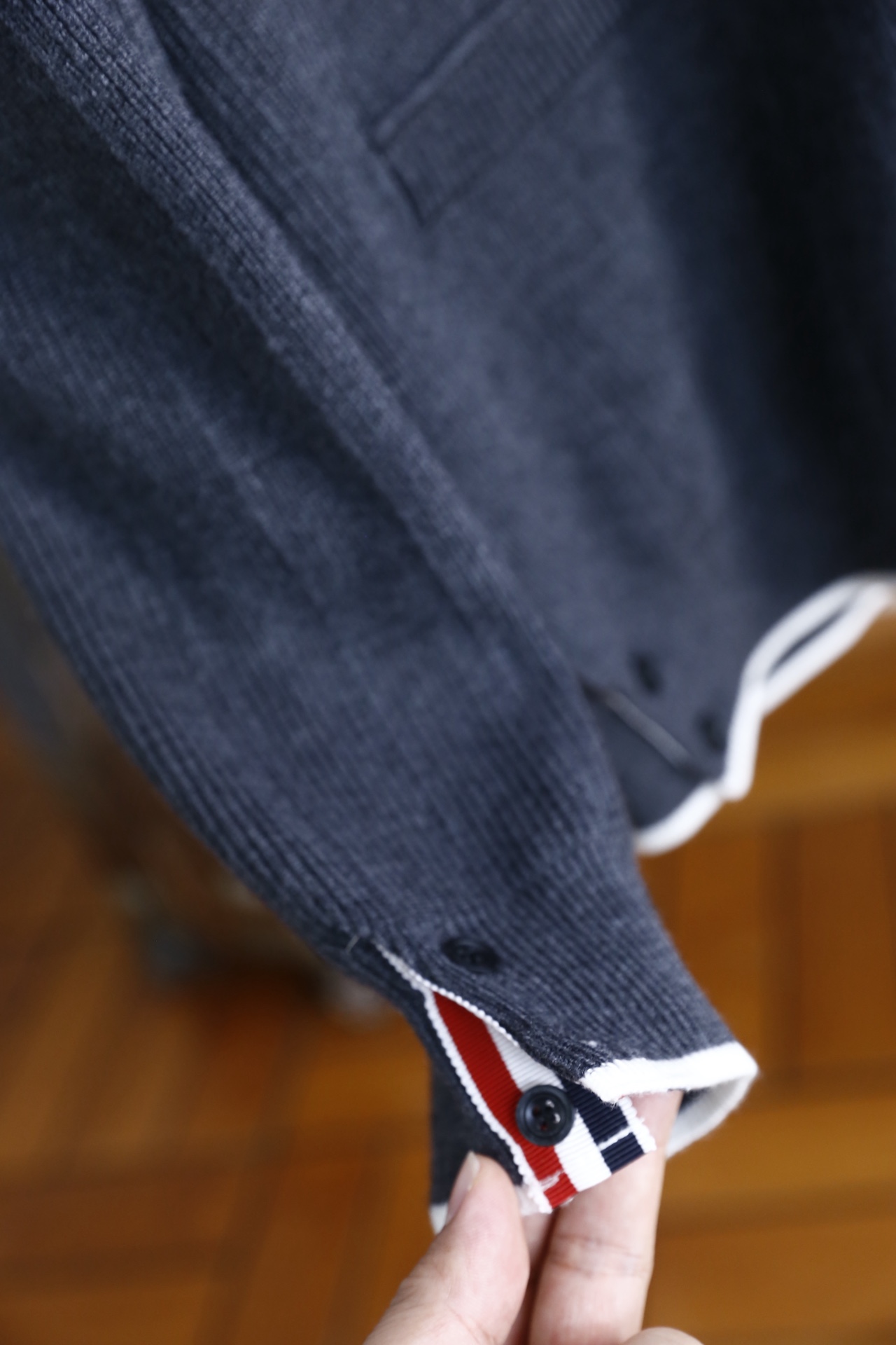 🔥TB.2025秋冬新品！时尚男士V领针织开衫采用腈纶与绵羊毛混纺面料，绵羊毛赋予其柔软亲肤的触感与出色