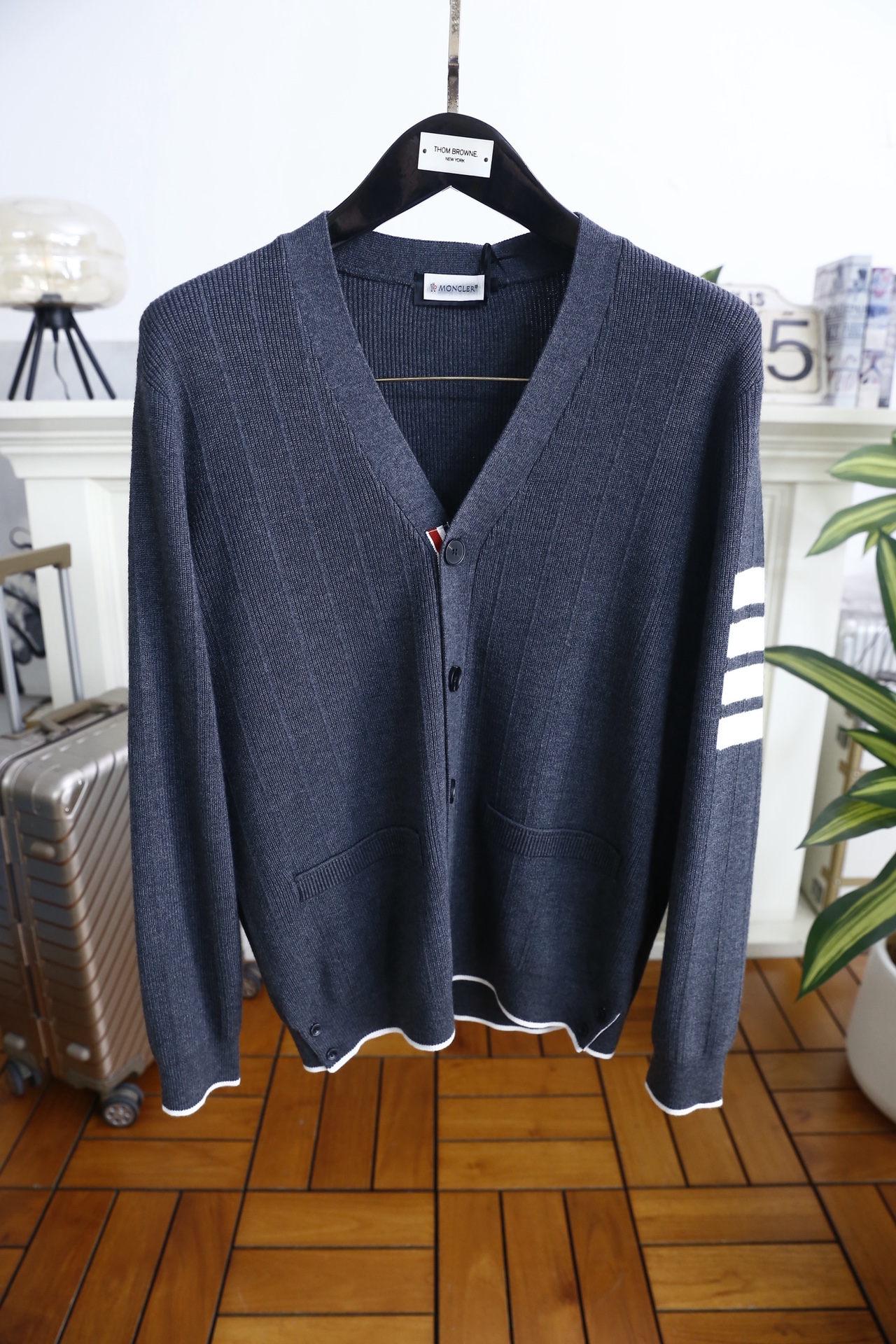 🔥TB.2025秋冬新品！时尚男士V领针织开衫采用腈纶与绵羊毛混纺面料，绵羊毛赋予其柔软亲肤的触感与出色