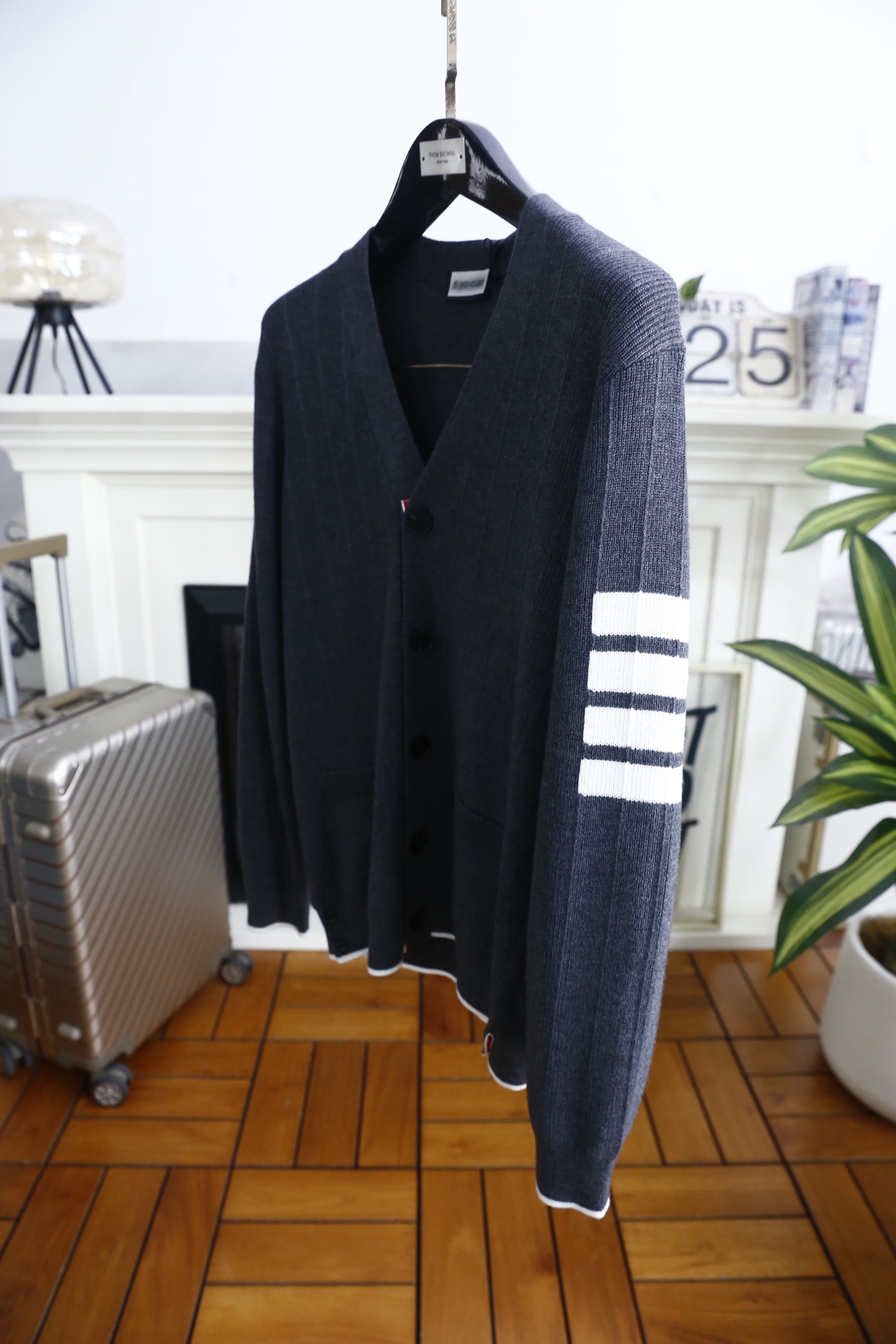 🔥TB.2025秋冬新品！时尚男士V领针织开衫采用腈纶与绵羊毛混纺面料，绵羊毛赋予其柔软亲肤的触感与出色