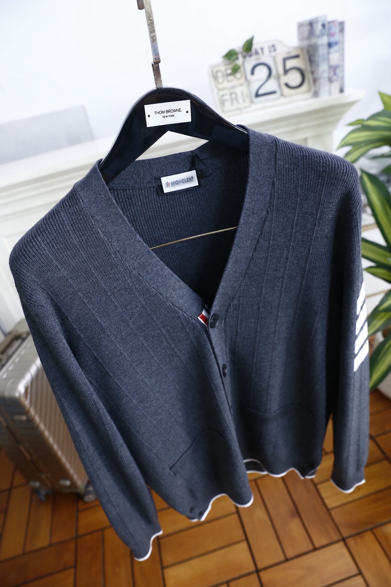 🔥TB.2025秋冬新品！时尚男士V领针织开衫采用腈纶与绵羊毛混纺面料，绵羊毛赋予其柔软亲肤的触感与出色