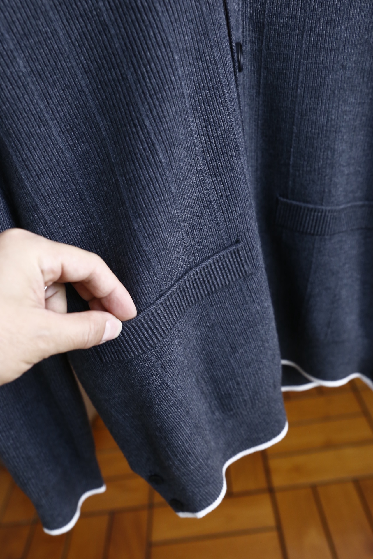 🔥TB.2025秋冬新品！时尚男士V领针织开衫采用腈纶与绵羊毛混纺面料，绵羊毛赋予其柔软亲肤的触感与出色