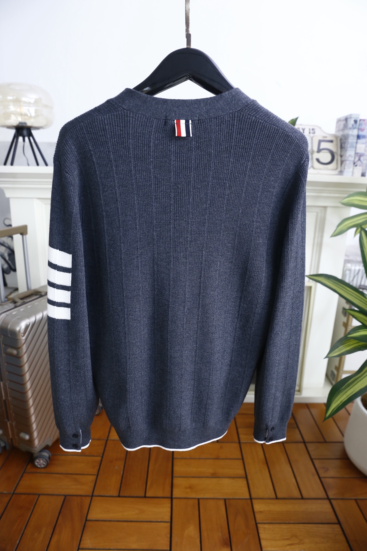 🔥TB.2025秋冬新品！时尚男士V领针织开衫采用腈纶与绵羊毛混纺面料，绵羊毛赋予其柔软亲肤的触感与出色