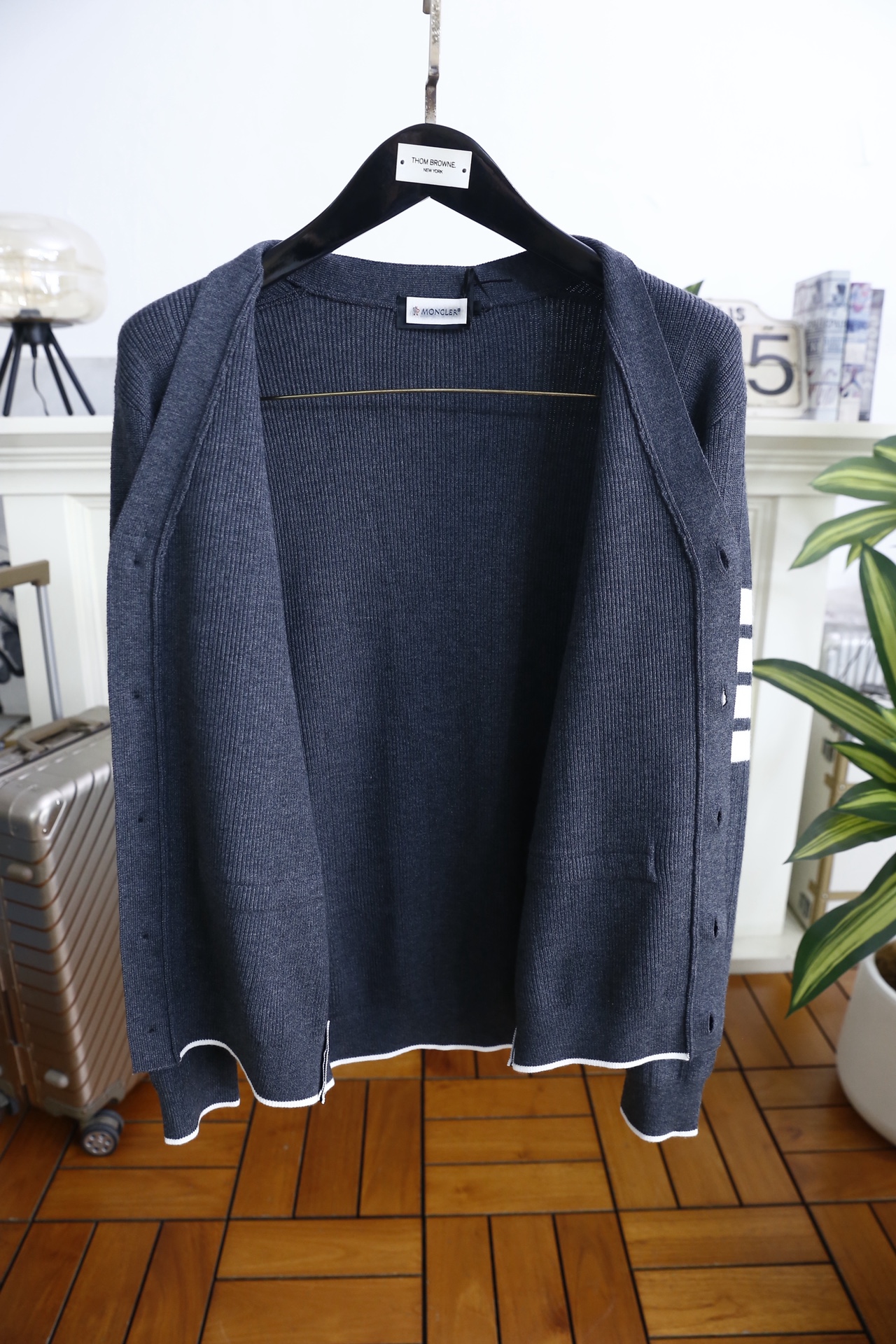 🔥TB.2025秋冬新品！时尚男士V领针织开衫采用腈纶与绵羊毛混纺面料，绵羊毛赋予其柔软亲肤的触感与出色