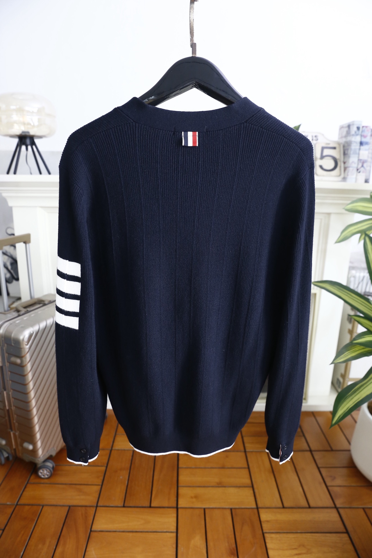 🔥TB.2025秋冬新品！时尚男士V领针织开衫采用腈纶与绵羊毛混纺面料，绵羊毛赋予其柔软亲肤的触感与出色