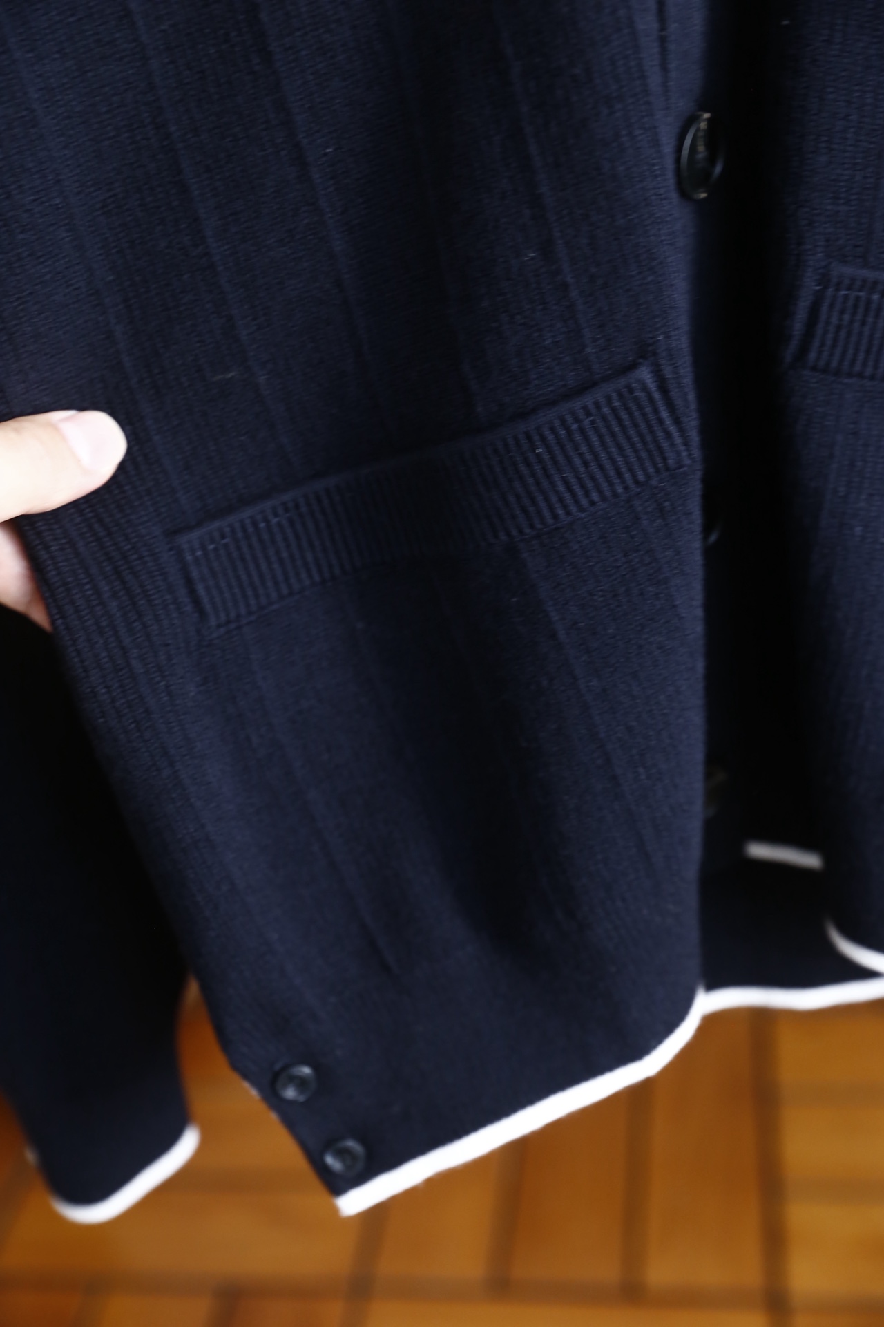 🔥TB.2025秋冬新品！时尚男士V领针织开衫采用腈纶与绵羊毛混纺面料，绵羊毛赋予其柔软亲肤的触感与出色