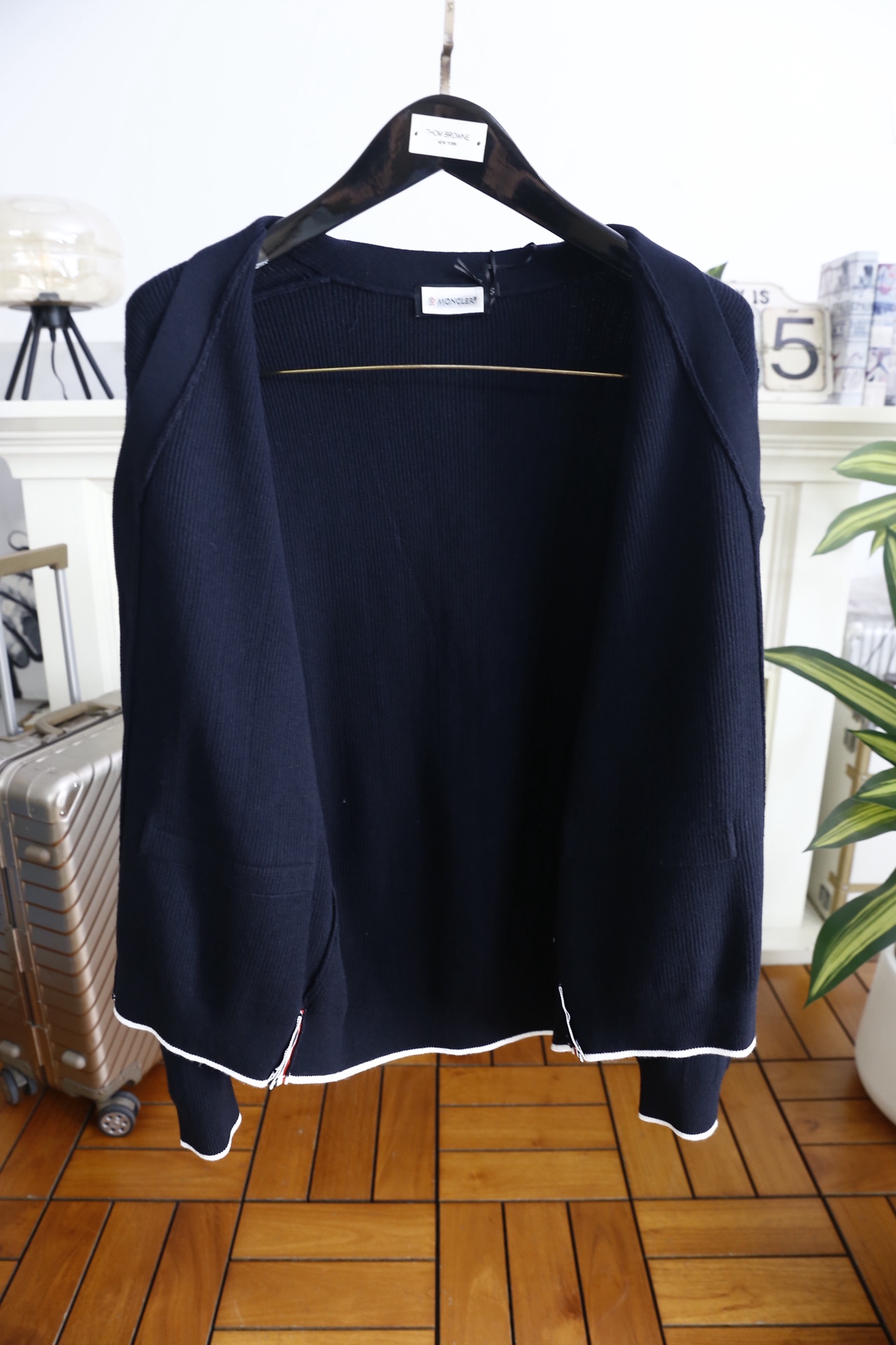 🔥TB.2025秋冬新品！时尚男士V领针织开衫采用腈纶与绵羊毛混纺面料，绵羊毛赋予其柔软亲肤的触感与出色