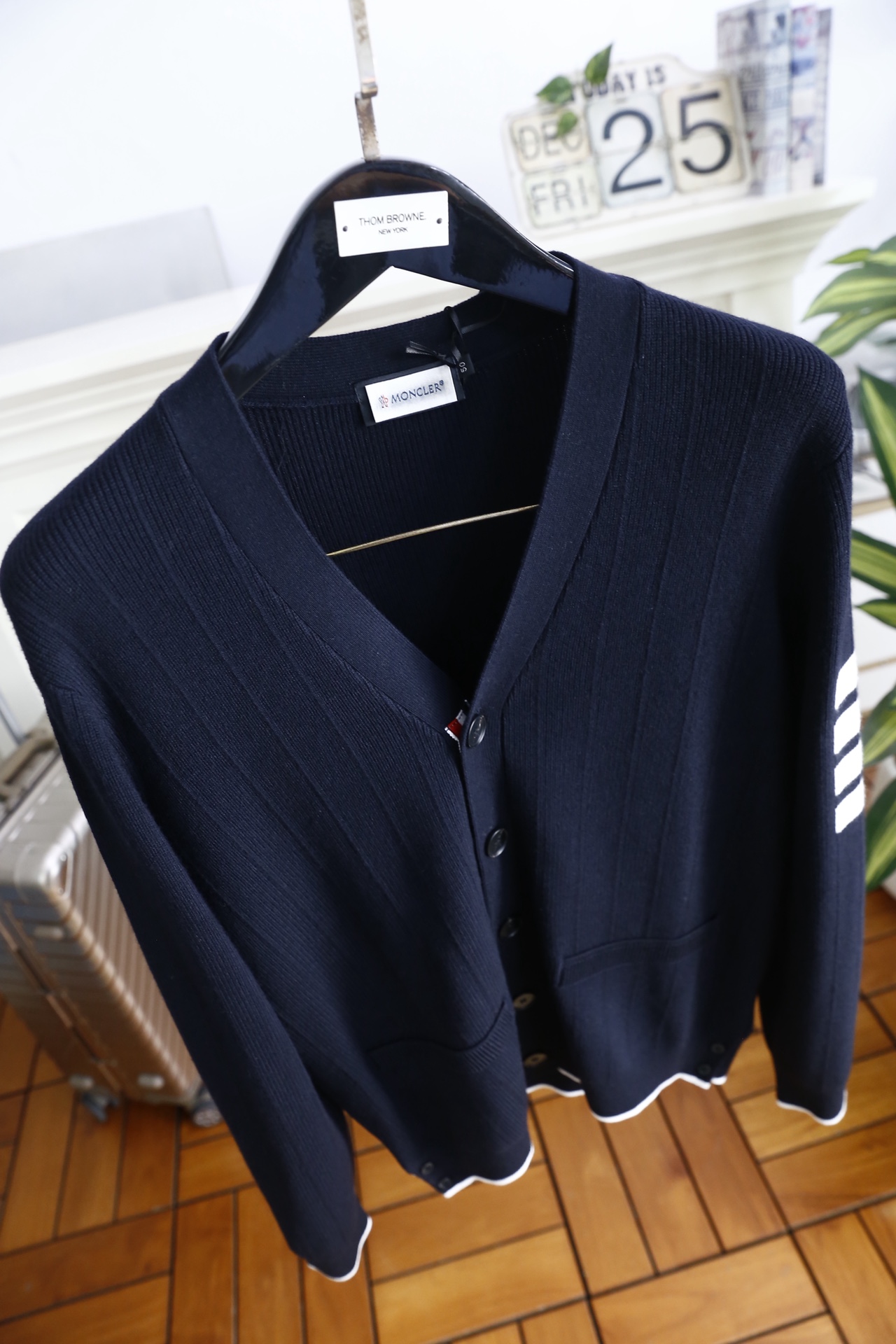 🔥TB.2025秋冬新品！时尚男士V领针织开衫采用腈纶与绵羊毛混纺面料，绵羊毛赋予其柔软亲肤的触感与出色