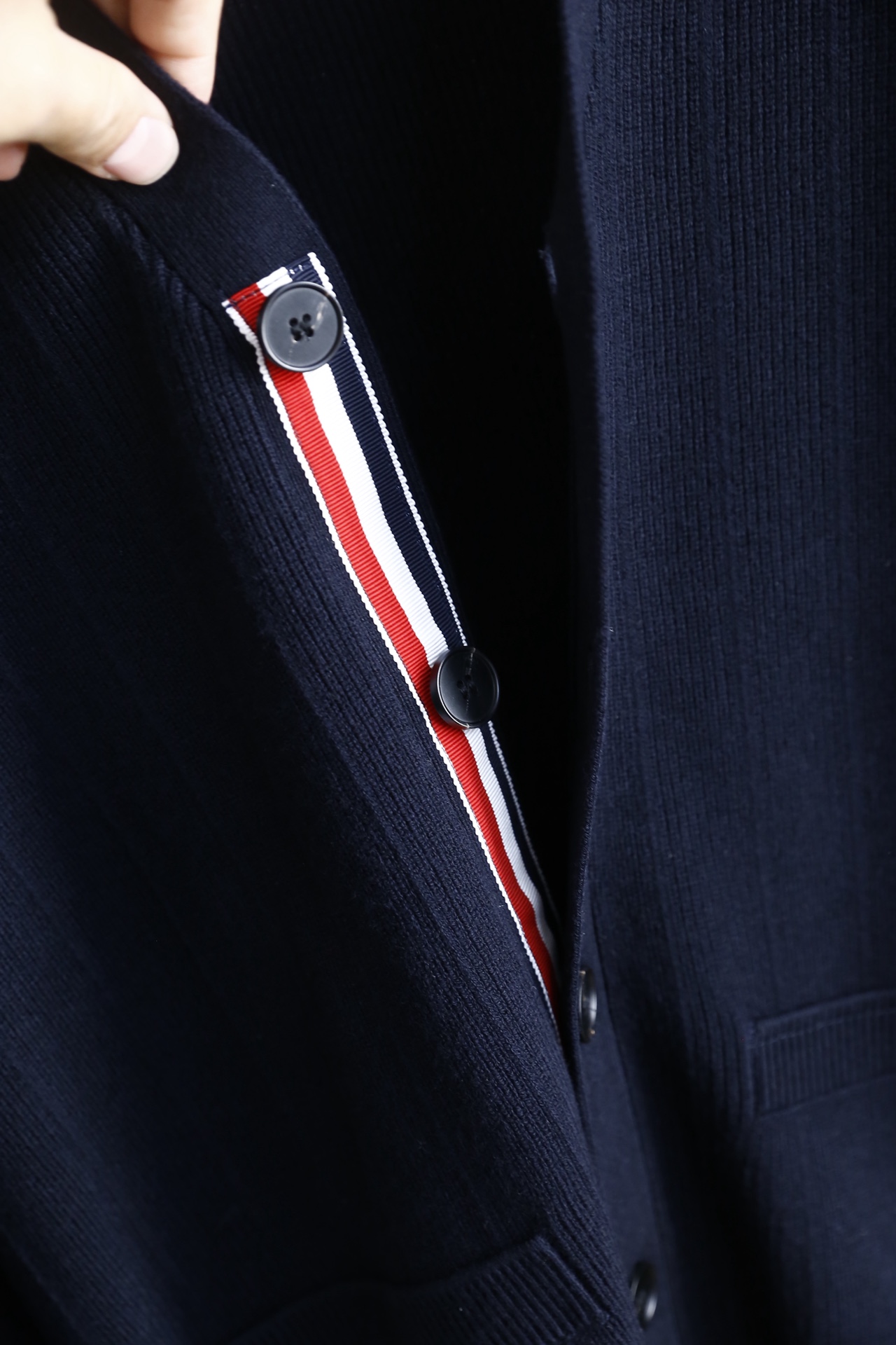 🔥TB.2025秋冬新品！时尚男士V领针织开衫采用腈纶与绵羊毛混纺面料，绵羊毛赋予其柔软亲肤的触感与出色