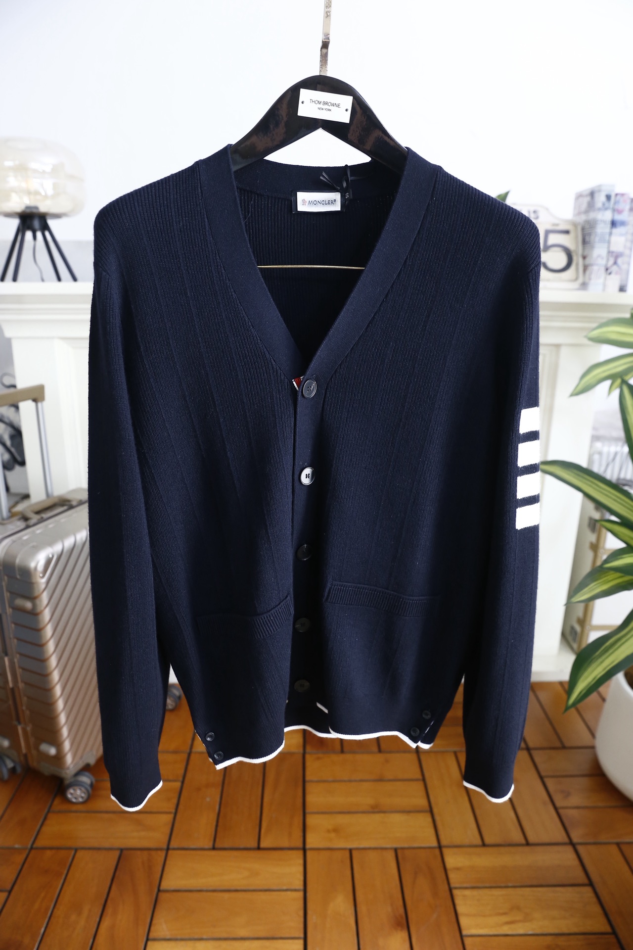 🔥TB.2025秋冬新品！时尚男士V领针织开衫采用腈纶与绵羊毛混纺面料，绵羊毛赋予其柔软亲肤的触感与出色