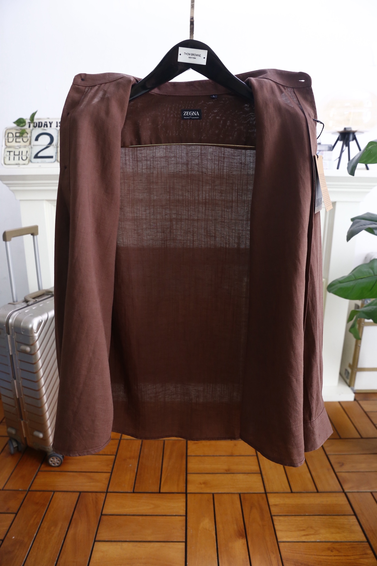 🔥杰尼亚/Ze*na.25秋冬新品！时尚男士百搭长袖衬衫👔为标准尖领设计，门襟采用单排纽扣开合方式，纽扣