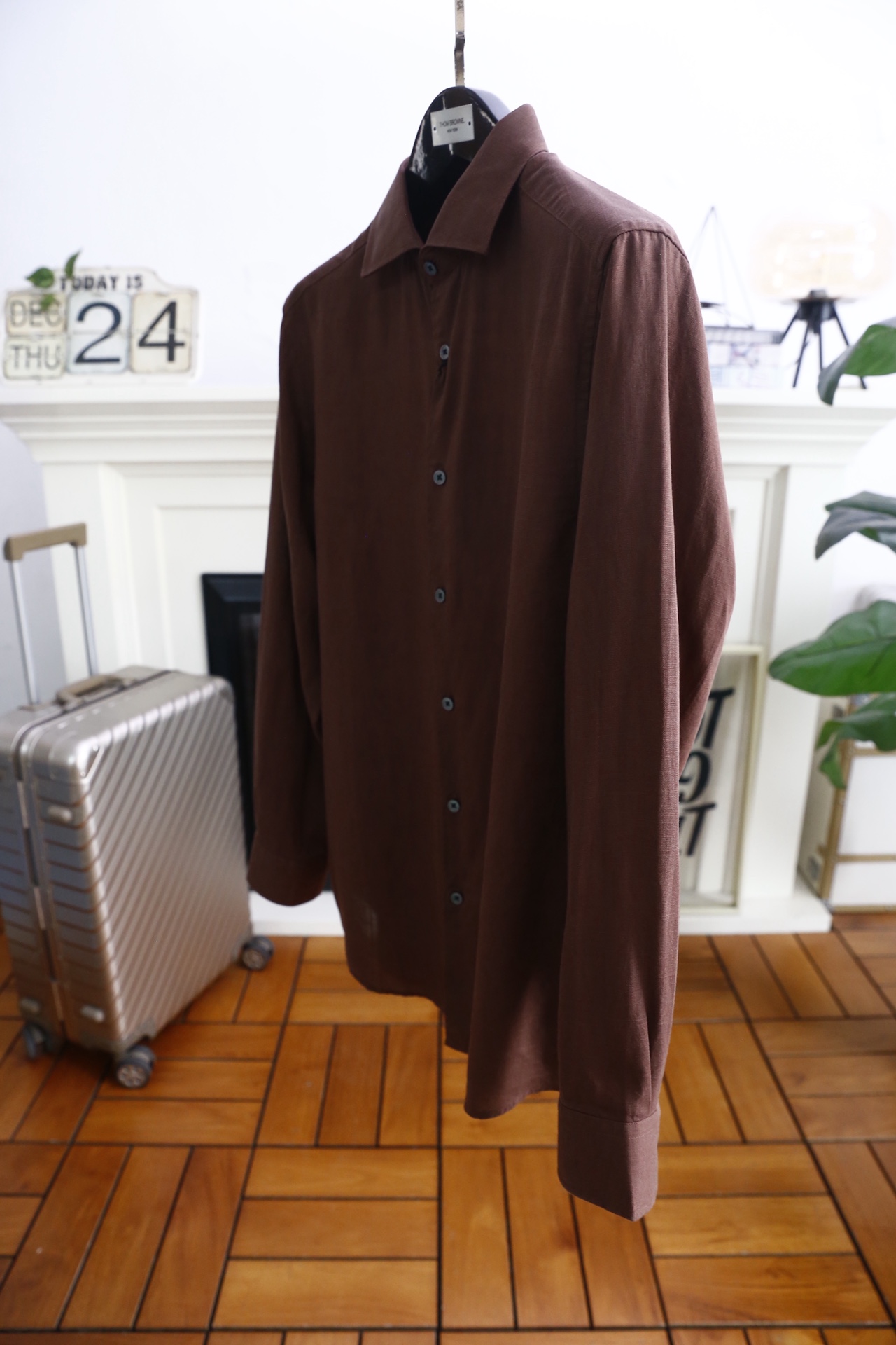 🔥杰尼亚/Ze*na.25秋冬新品！时尚男士百搭长袖衬衫👔为标准尖领设计，门襟采用单排纽扣开合方式，纽扣