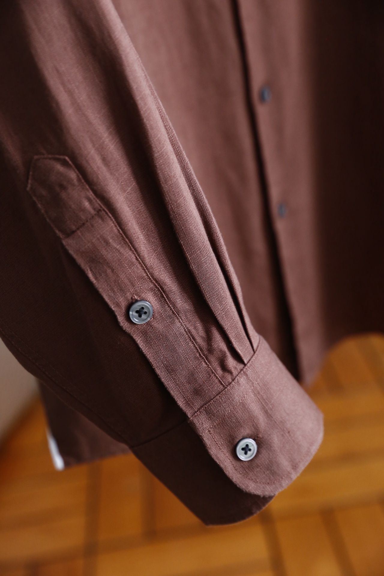 🔥杰尼亚/Ze*na.25秋冬新品！时尚男士百搭长袖衬衫👔为标准尖领设计，门襟采用单排纽扣开合方式，纽扣