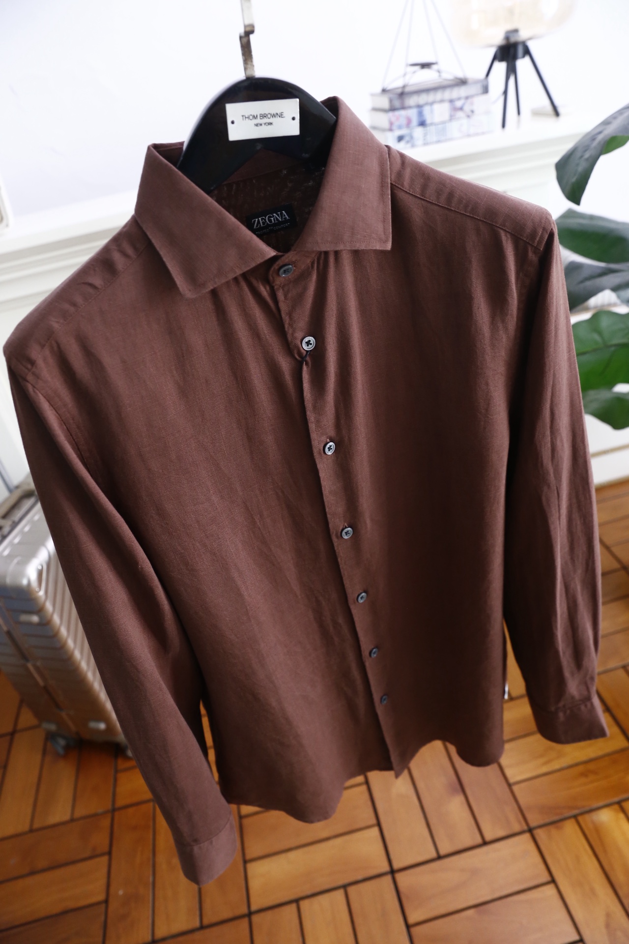 🔥杰尼亚/Ze*na.25秋冬新品！时尚男士百搭长袖衬衫👔为标准尖领设计，门襟采用单排纽扣开合方式，纽扣