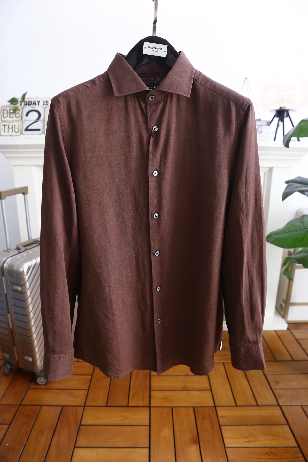 🔥杰尼亚/Ze*na.25秋冬新品！时尚男士百搭长袖衬衫👔为标准尖领设计，门襟采用单排纽扣开合方式，纽扣