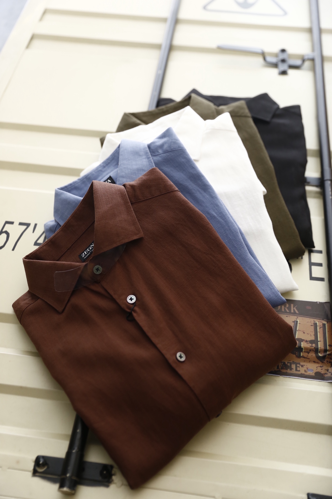 🔥杰尼亚/Ze*na.25秋冬新品！时尚男士百搭长袖衬衫👔为标准尖领设计，门襟采用单排纽扣开合方式，纽扣