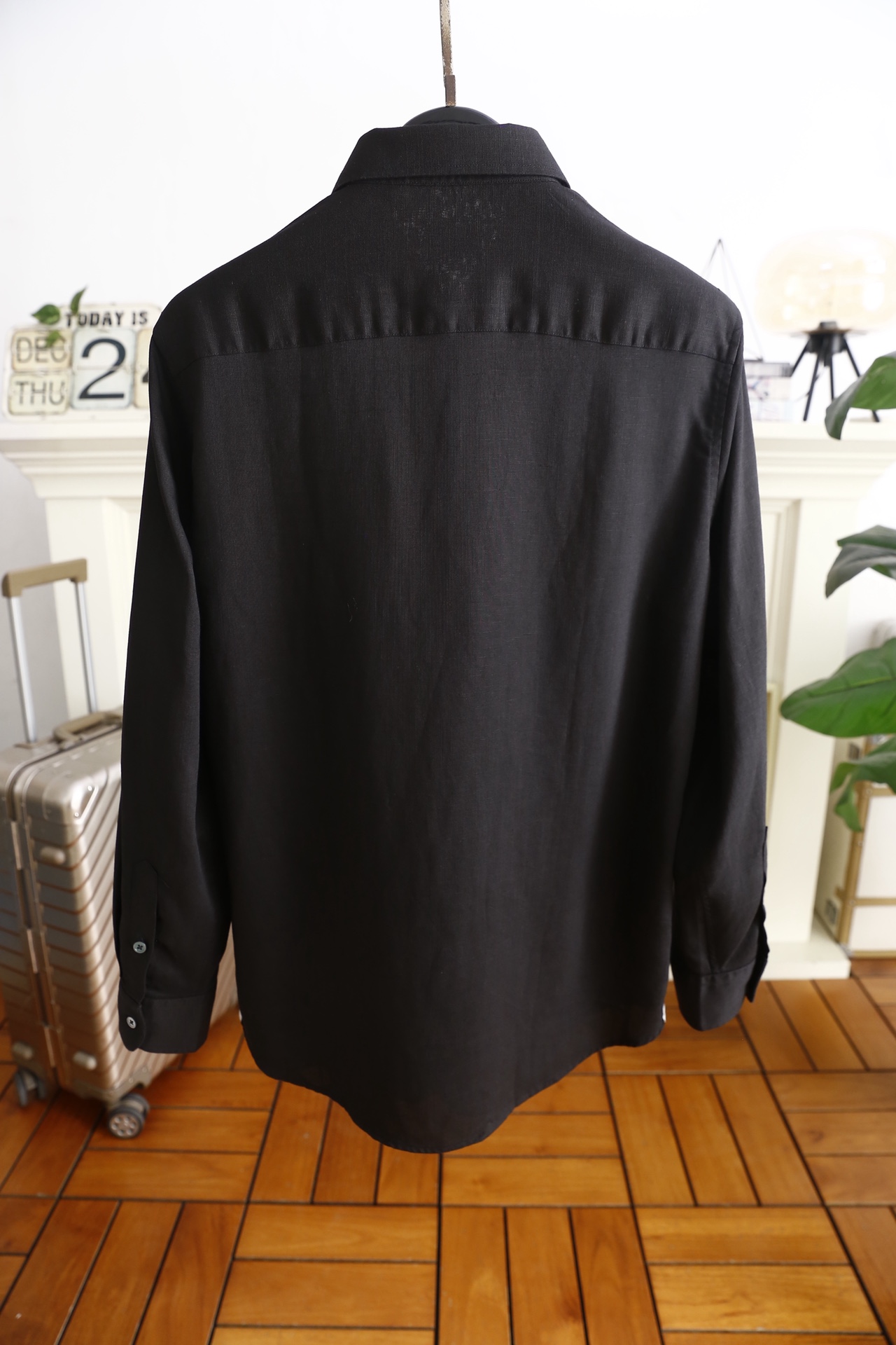 🔥杰尼亚/Ze*na.25秋冬新品！时尚男士百搭长袖衬衫👔为标准尖领设计，门襟采用单排纽扣开合方式，纽扣