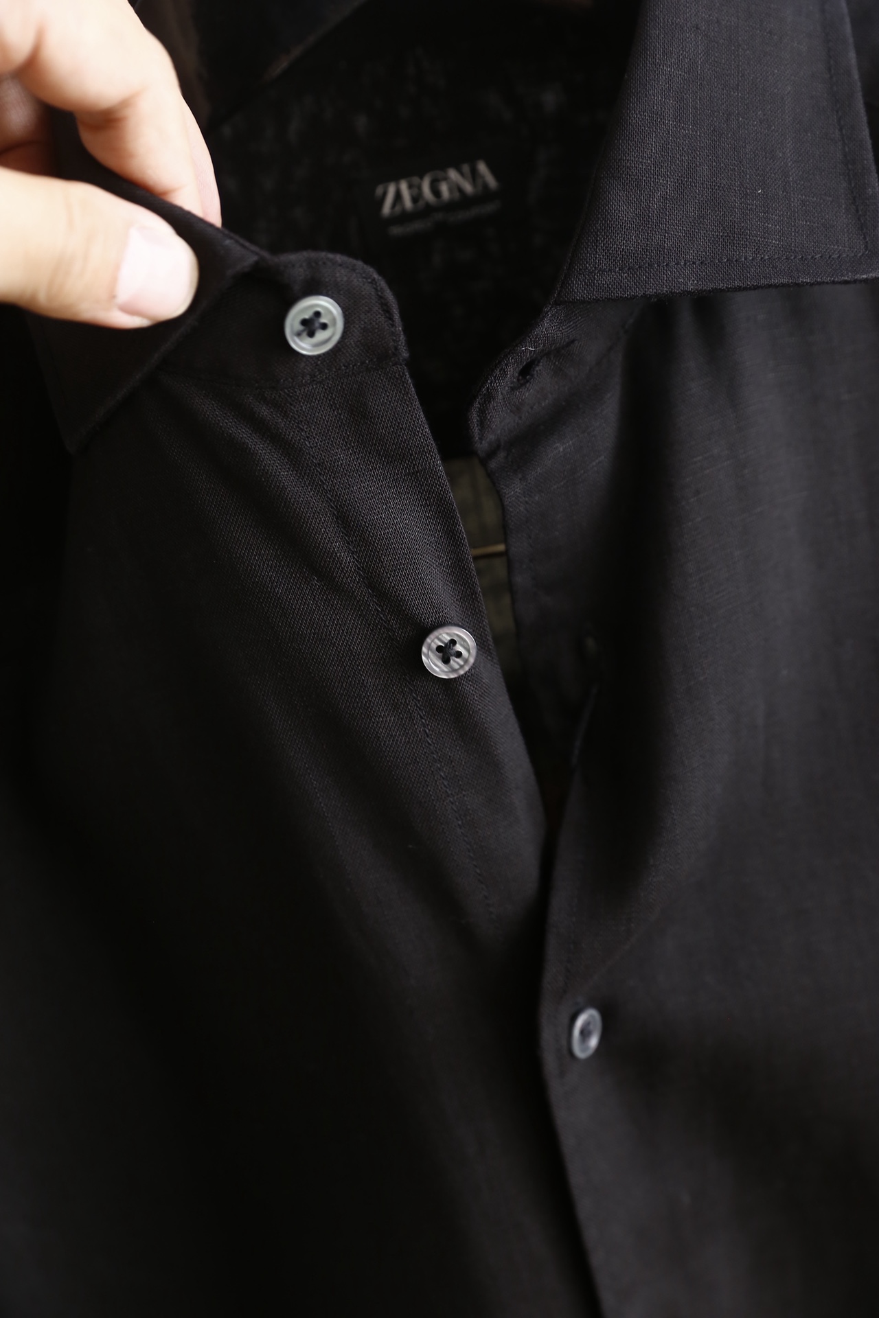 🔥杰尼亚/Ze*na.25秋冬新品！时尚男士百搭长袖衬衫👔为标准尖领设计，门襟采用单排纽扣开合方式，纽扣