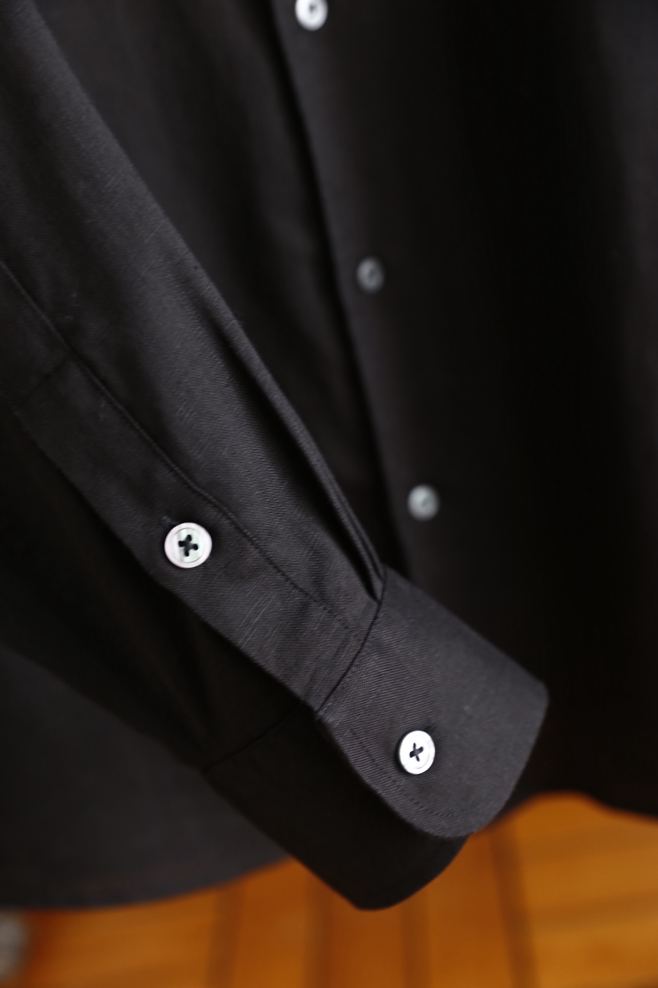 🔥杰尼亚/Ze*na.25秋冬新品！时尚男士百搭长袖衬衫👔为标准尖领设计，门襟采用单排纽扣开合方式，纽扣