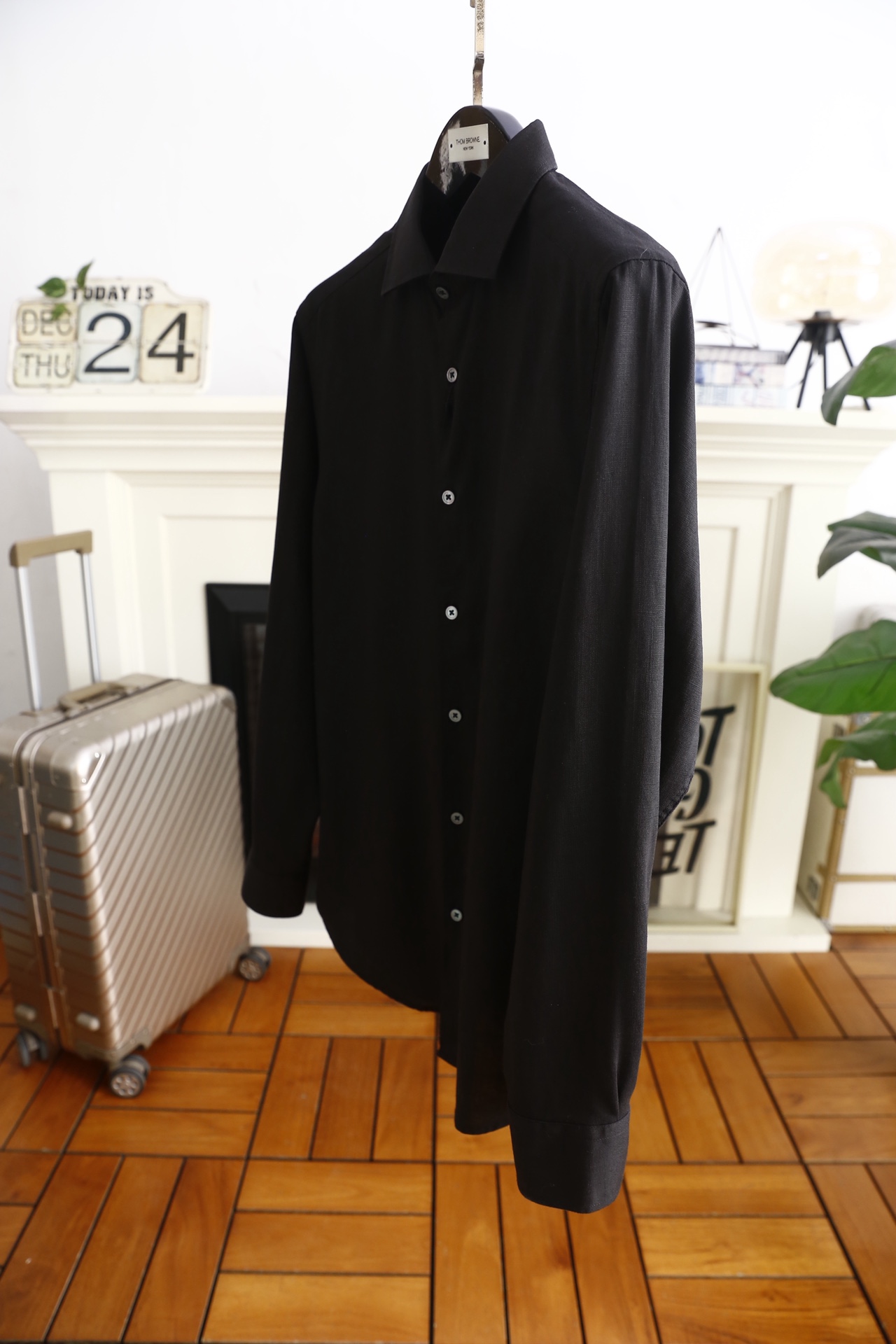 🔥杰尼亚/Ze*na.25秋冬新品！时尚男士百搭长袖衬衫👔为标准尖领设计，门襟采用单排纽扣开合方式，纽扣