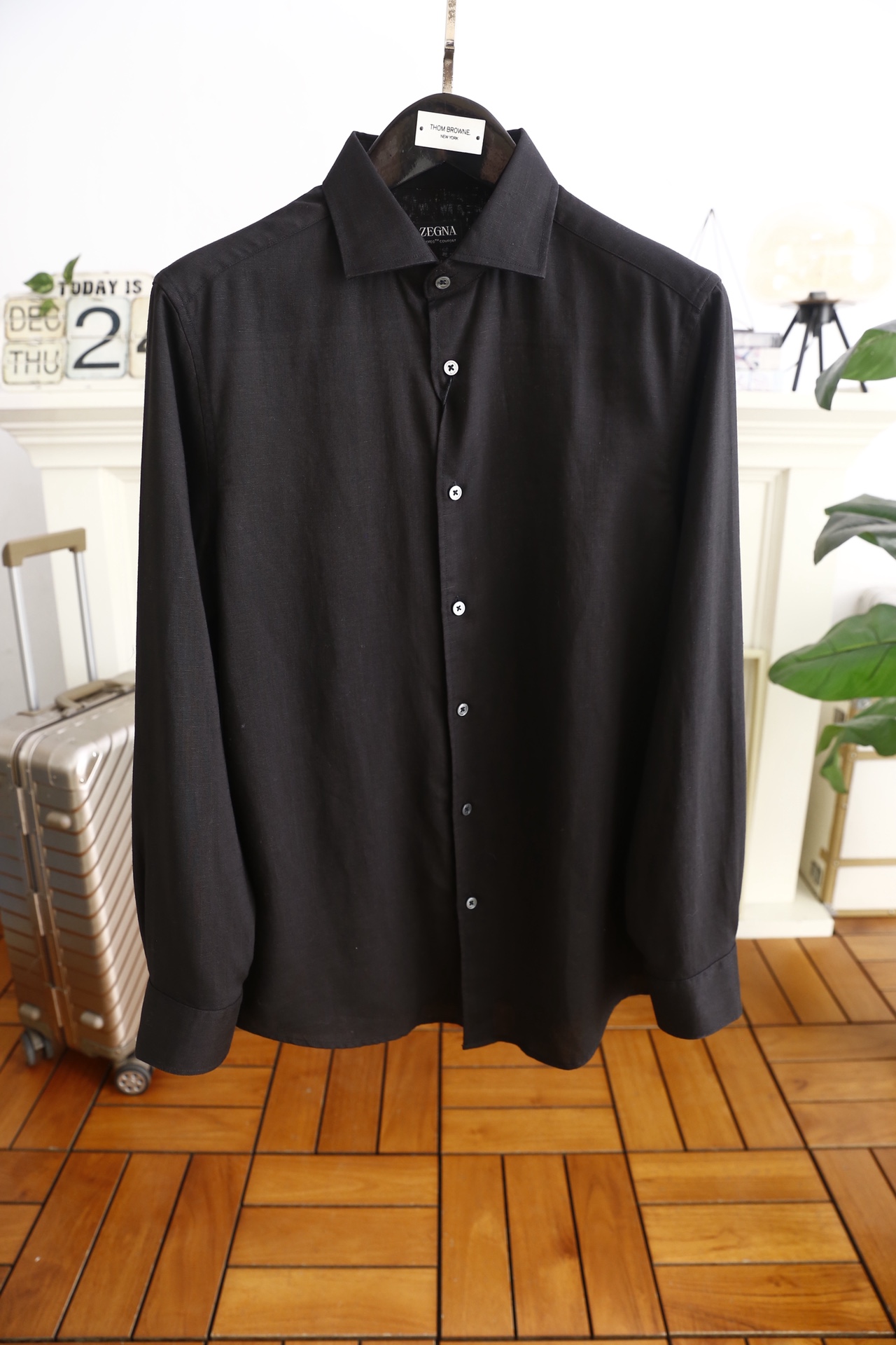 🔥杰尼亚/Ze*na.25秋冬新品！时尚男士百搭长袖衬衫👔为标准尖领设计，门襟采用单排纽扣开合方式，纽扣