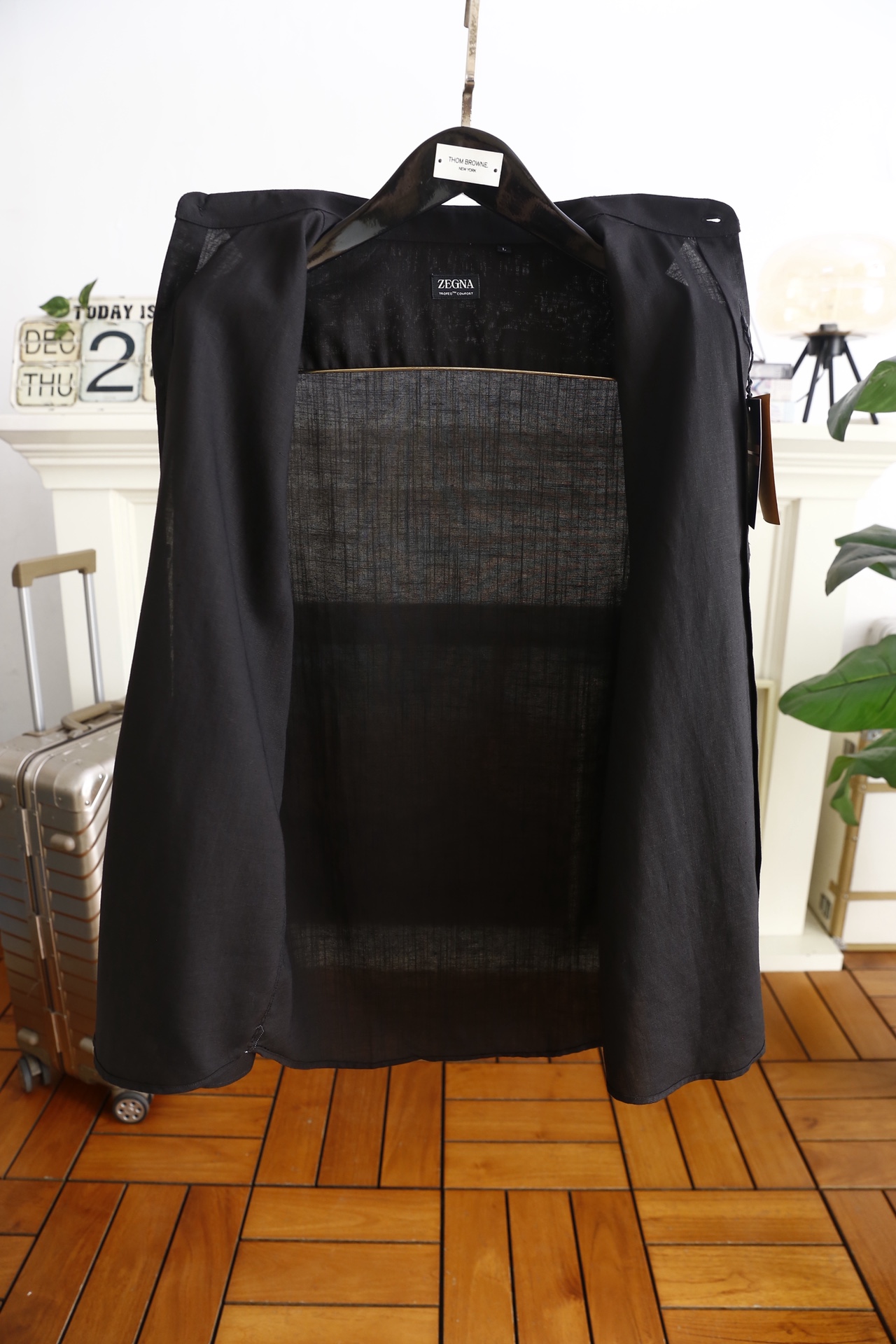 🔥杰尼亚/Ze*na.25秋冬新品！时尚男士百搭长袖衬衫👔为标准尖领设计，门襟采用单排纽扣开合方式，纽扣