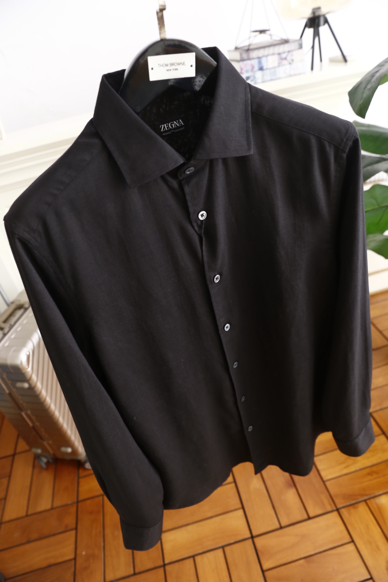 🔥杰尼亚/Ze*na.25秋冬新品！时尚男士百搭长袖衬衫👔为标准尖领设计，门襟采用单排纽扣开合方式，纽扣