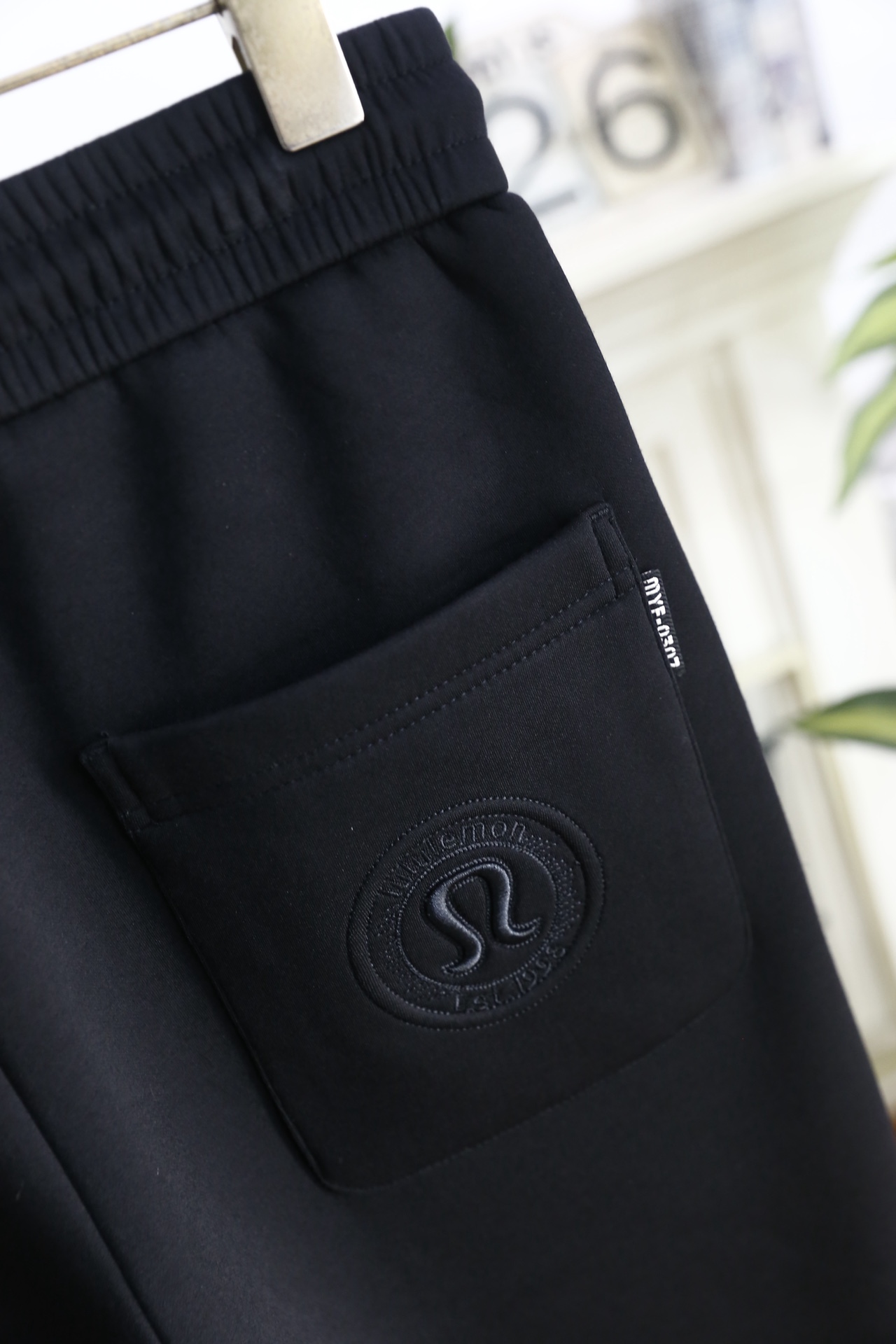 🔥LULU.25秋冬新款！时尚男士束脚卫裤采用锦纶与氨纶混纺面料打造，面料兼具锦纶的耐磨抗皱特性与氨纶的