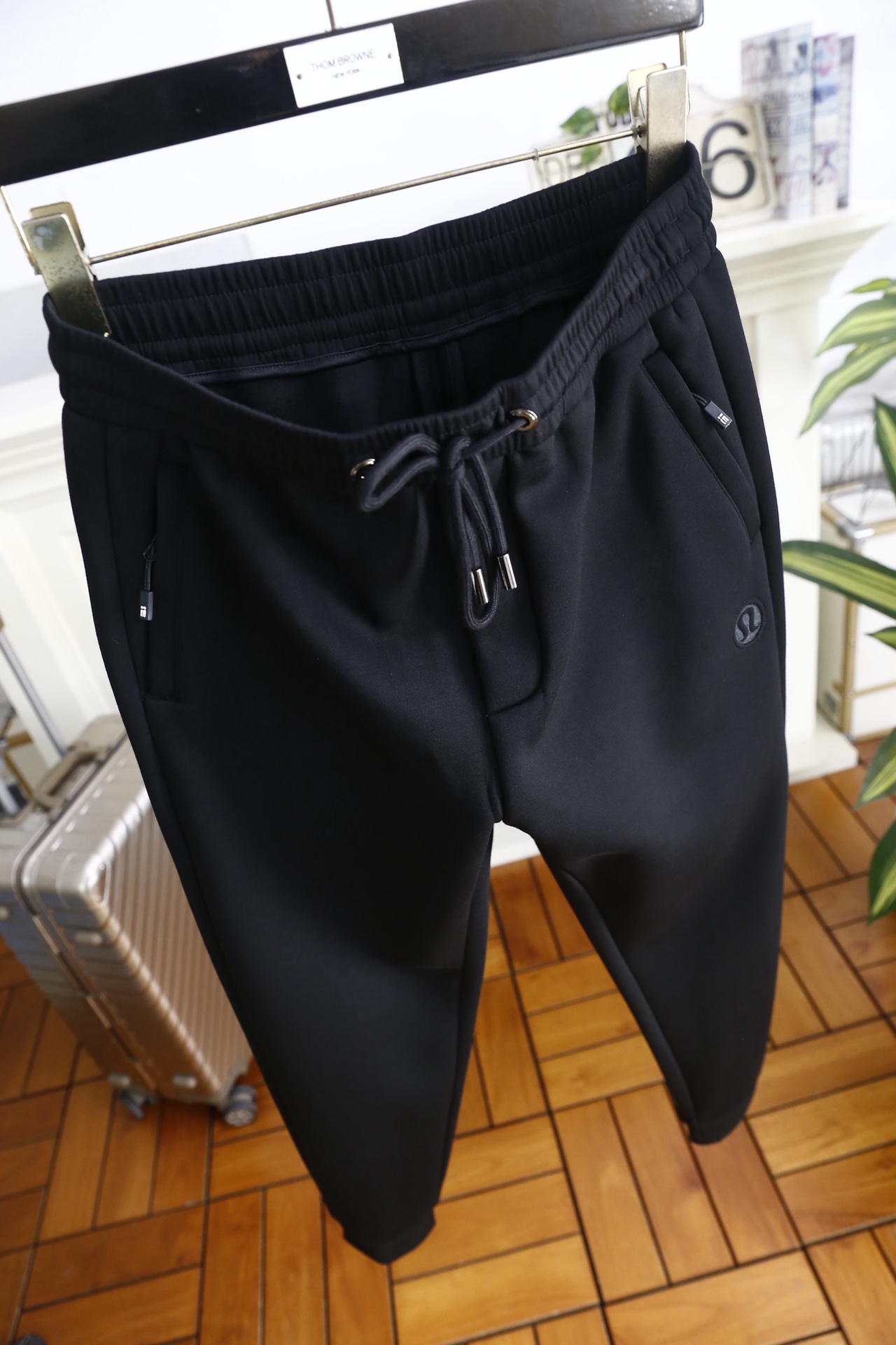 🔥LULU.25秋冬新款！时尚男士束脚卫裤采用锦纶与氨纶混纺面料打造，面料兼具锦纶的耐磨抗皱特性与氨纶的