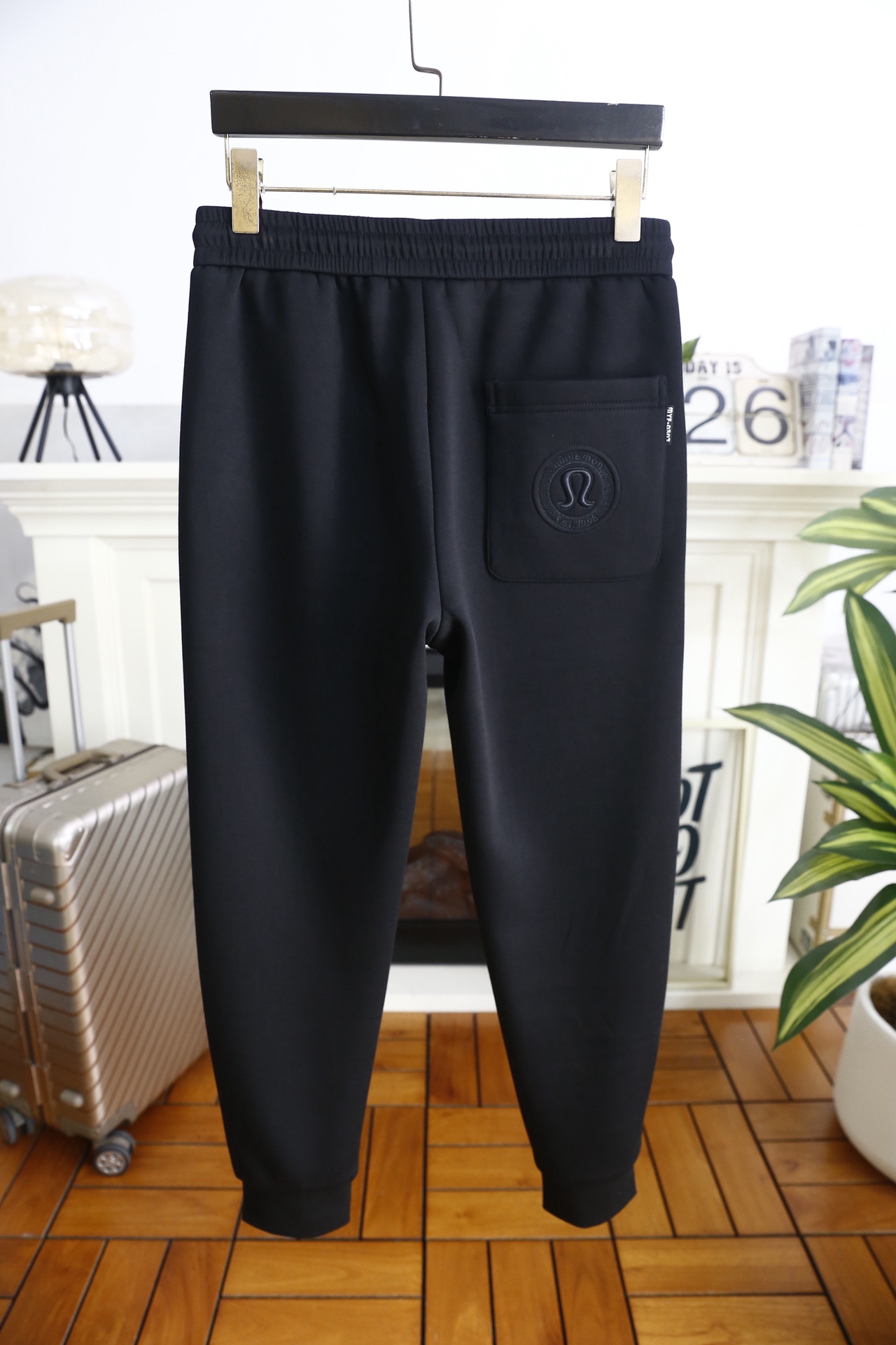 🔥LULU.25秋冬新款！时尚男士束脚卫裤采用锦纶与氨纶混纺面料打造，面料兼具锦纶的耐磨抗皱特性与氨纶的