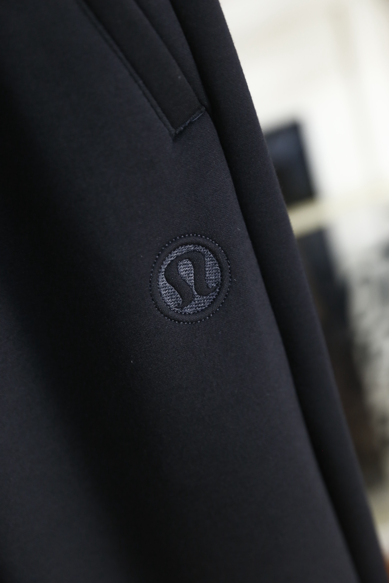 🔥LULU.25秋冬新款！时尚男士束脚卫裤采用锦纶与氨纶混纺面料打造，面料兼具锦纶的耐磨抗皱特性与氨纶的