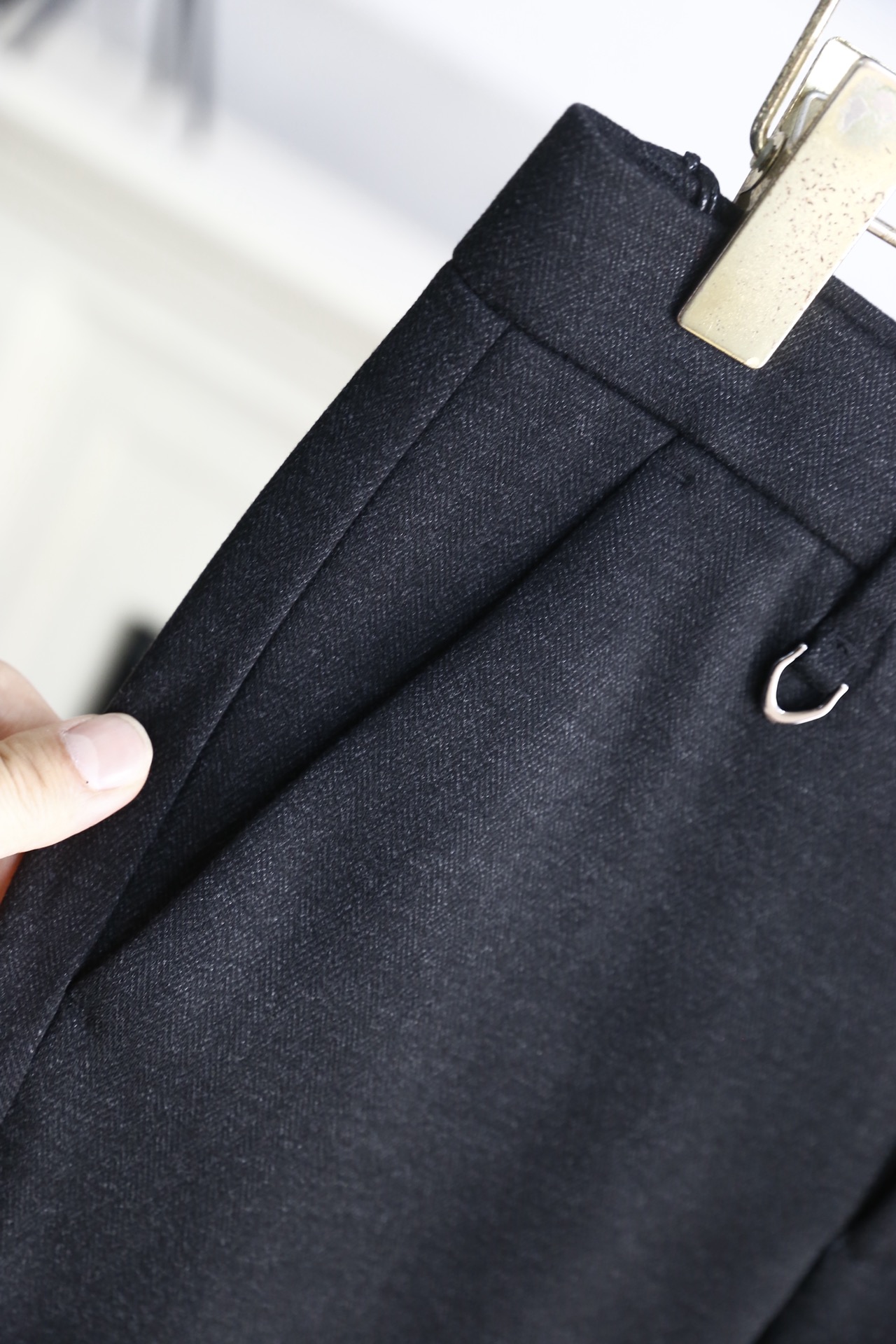 🔥alo.25秋冬新品！时尚男士百搭西裤采用锦纶与氨纶混纺面料打造，锦纶赋予面料耐磨抗皱、不易变形的特性