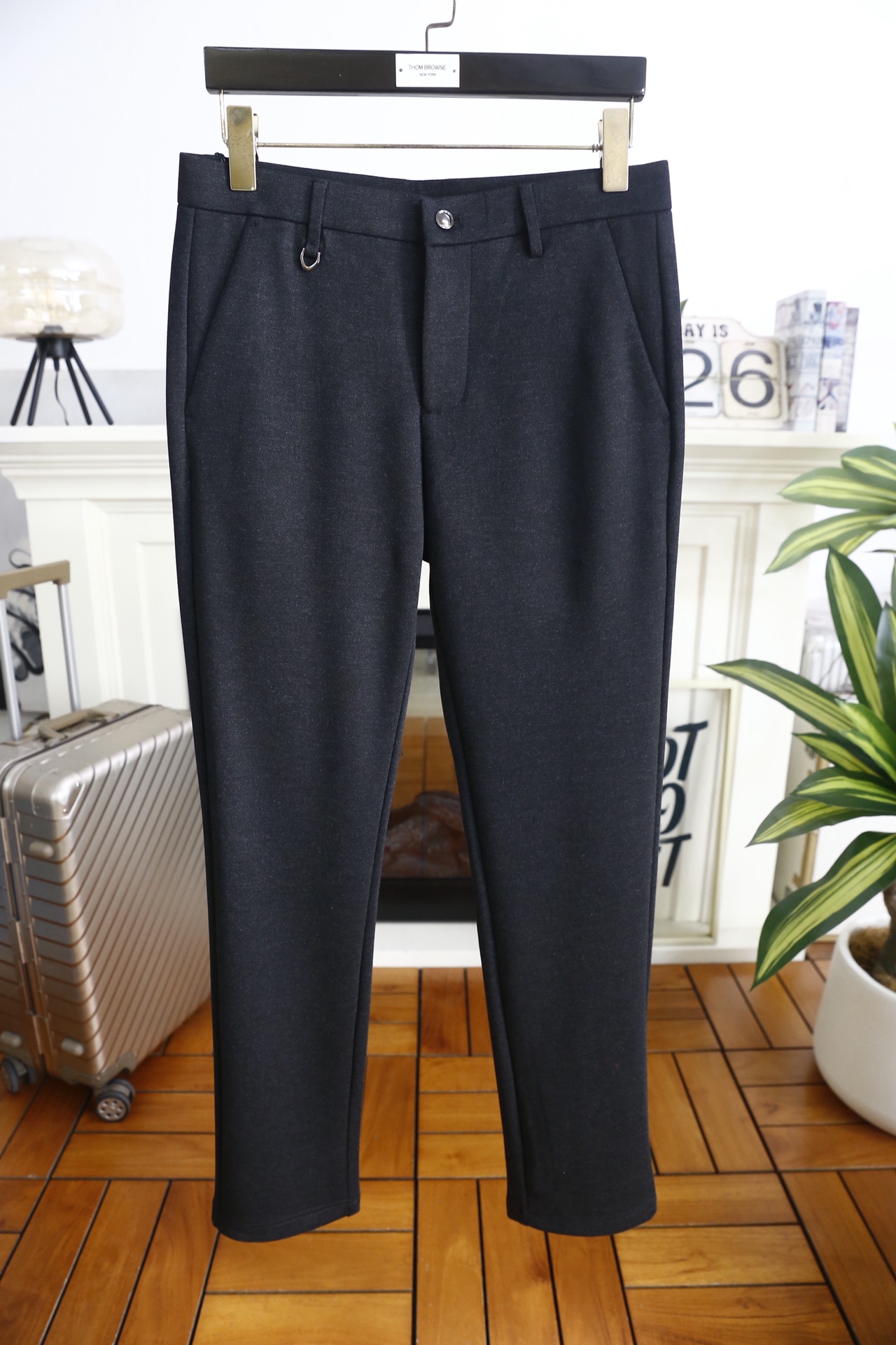 🔥alo.25秋冬新品！时尚男士百搭西裤采用锦纶与氨纶混纺面料打造，锦纶赋予面料耐磨抗皱、不易变形的特性