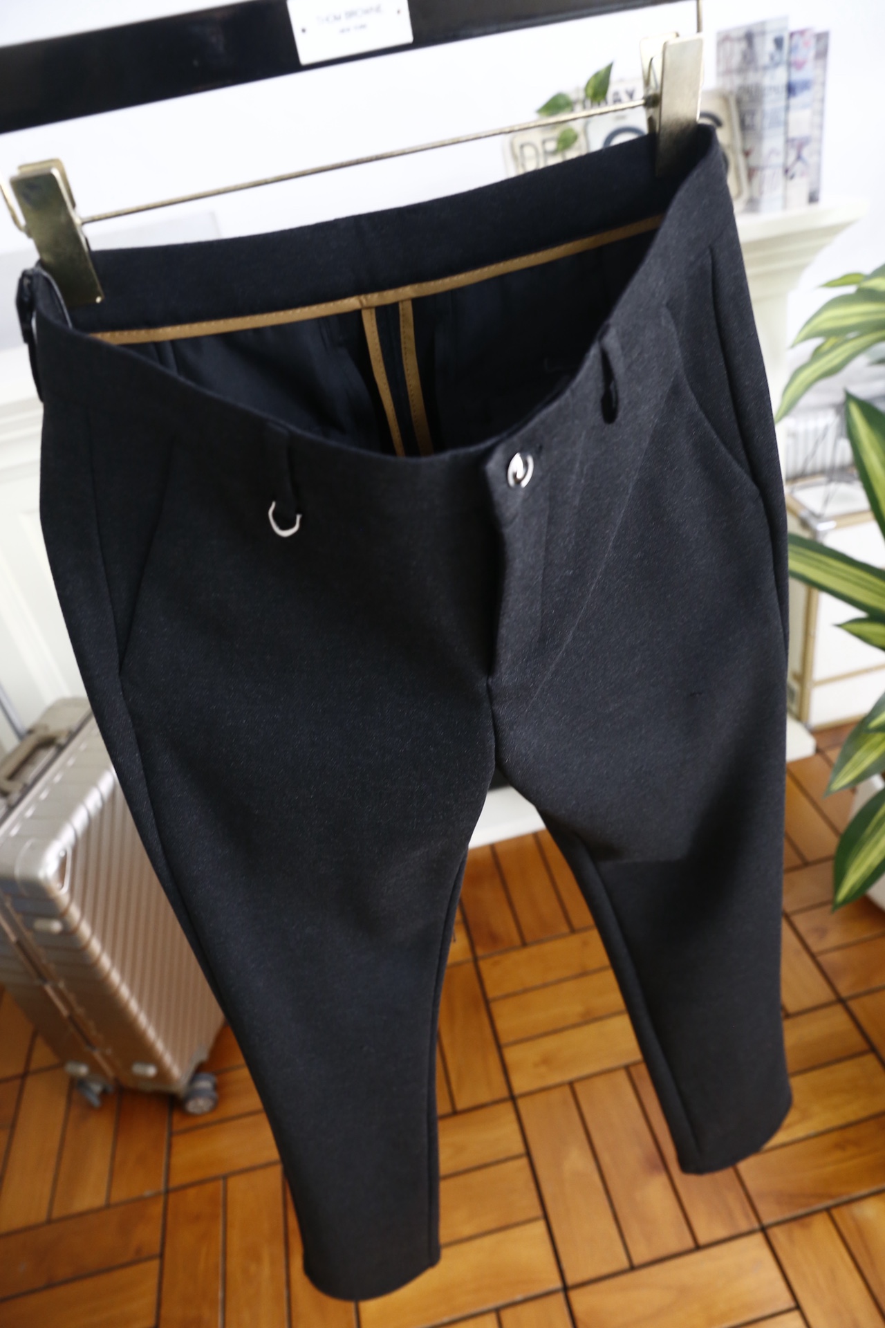 🔥alo.25秋冬新品！时尚男士百搭西裤采用锦纶与氨纶混纺面料打造，锦纶赋予面料耐磨抗皱、不易变形的特性