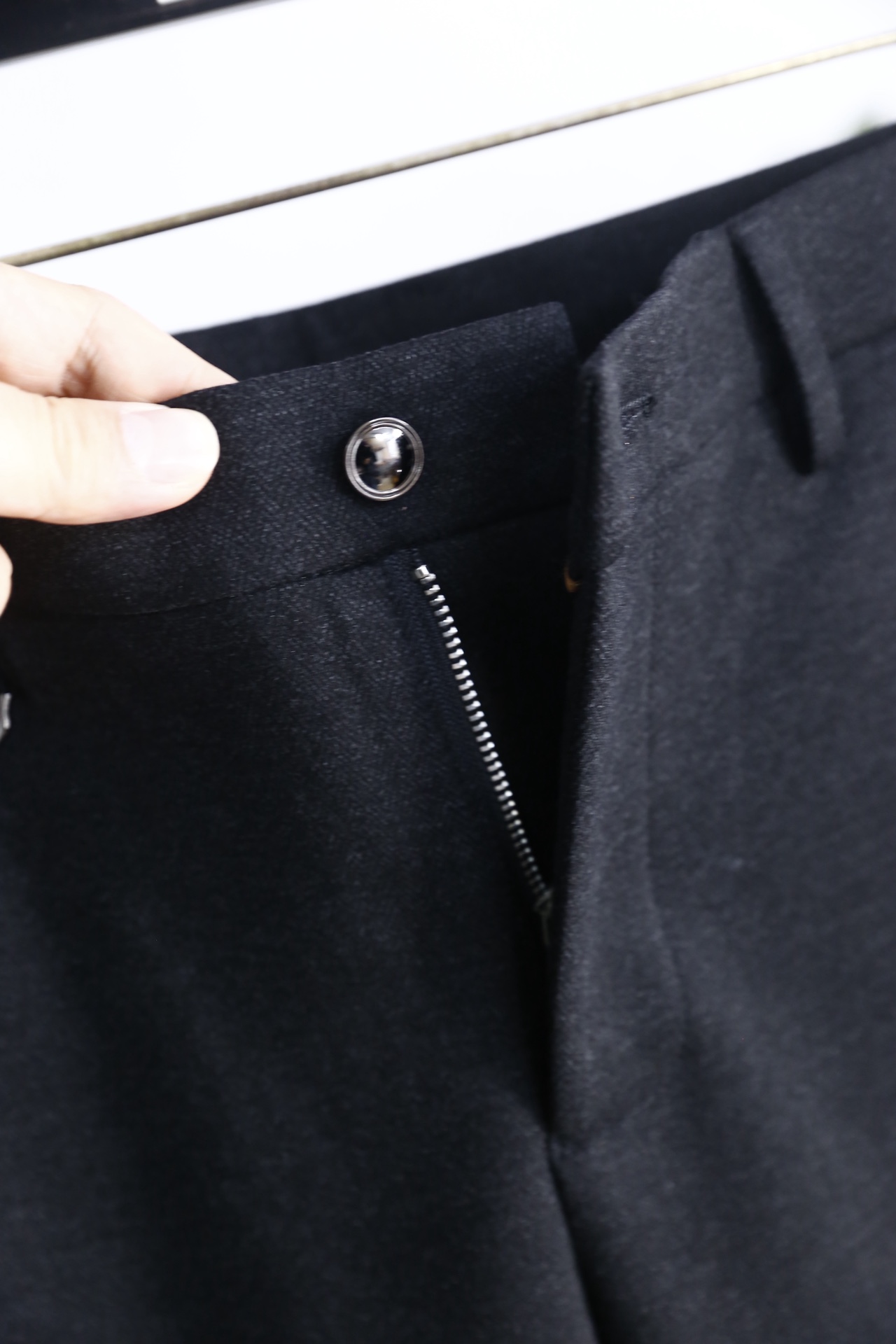 🔥alo.25秋冬新品！时尚男士百搭西裤采用锦纶与氨纶混纺面料打造，锦纶赋予面料耐磨抗皱、不易变形的特性