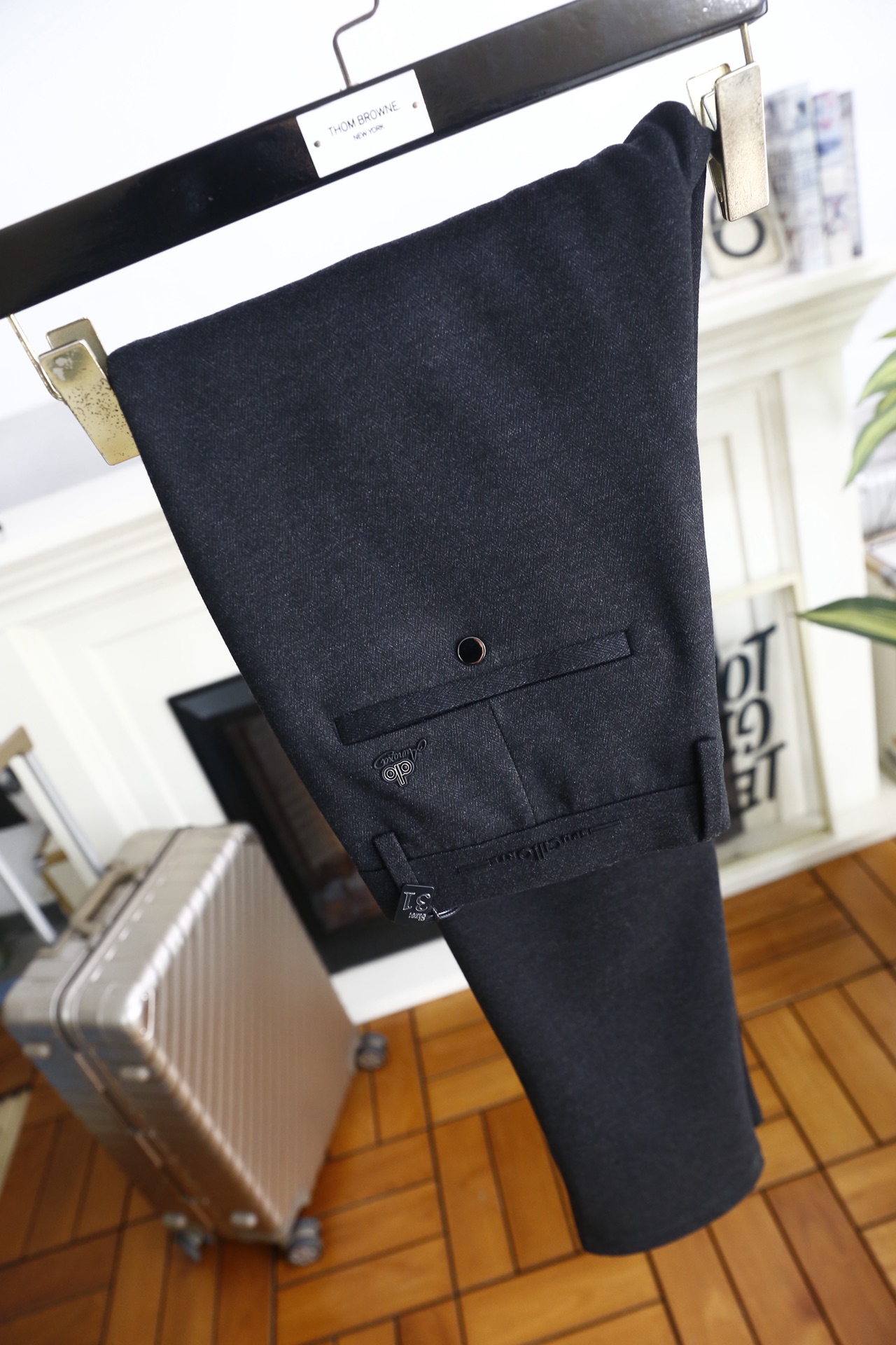 🔥alo.25秋冬新品！时尚男士百搭西裤采用锦纶与氨纶混纺面料打造，锦纶赋予面料耐磨抗皱、不易变形的特性