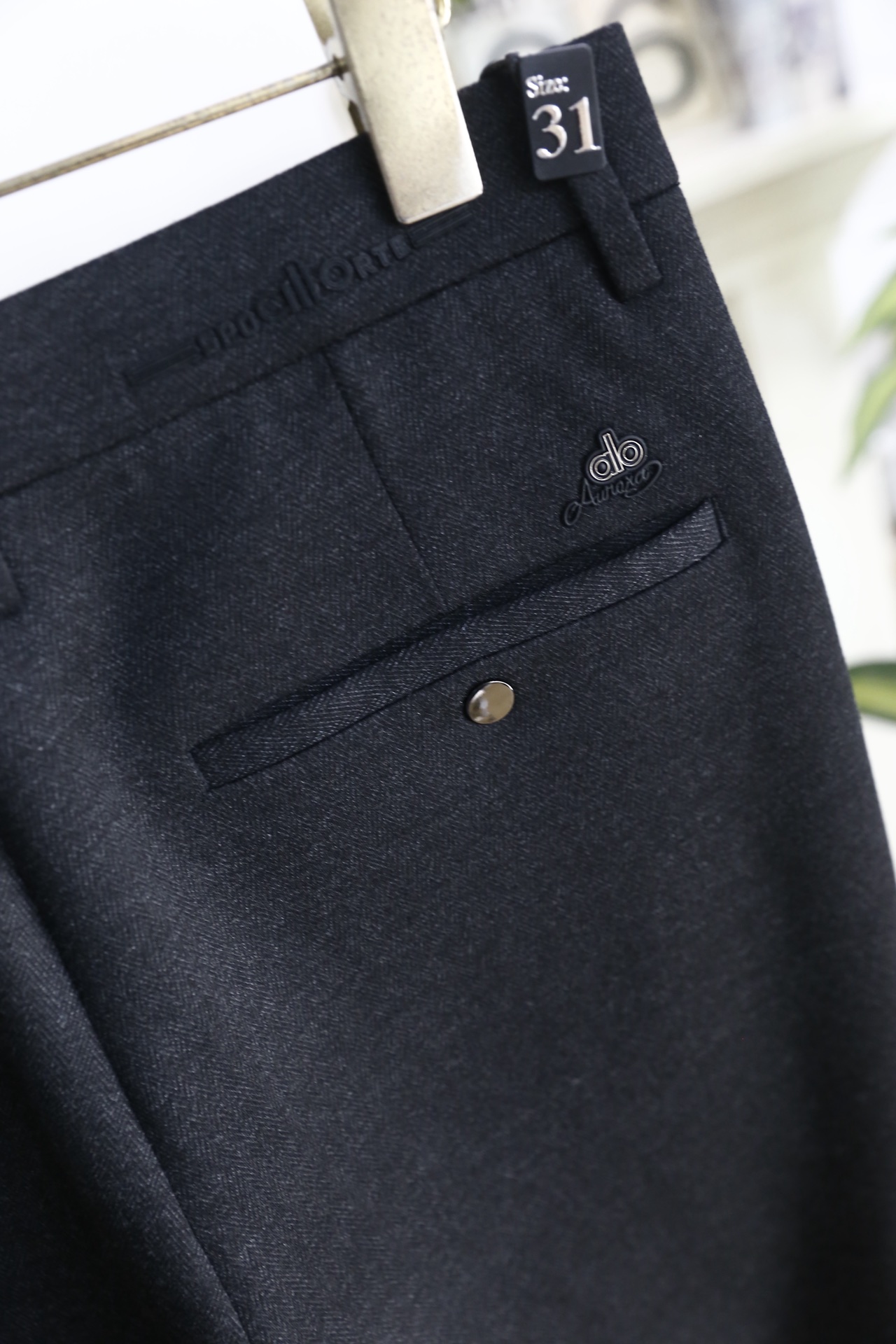 🔥alo.25秋冬新品！时尚男士百搭西裤采用锦纶与氨纶混纺面料打造，锦纶赋予面料耐磨抗皱、不易变形的特性