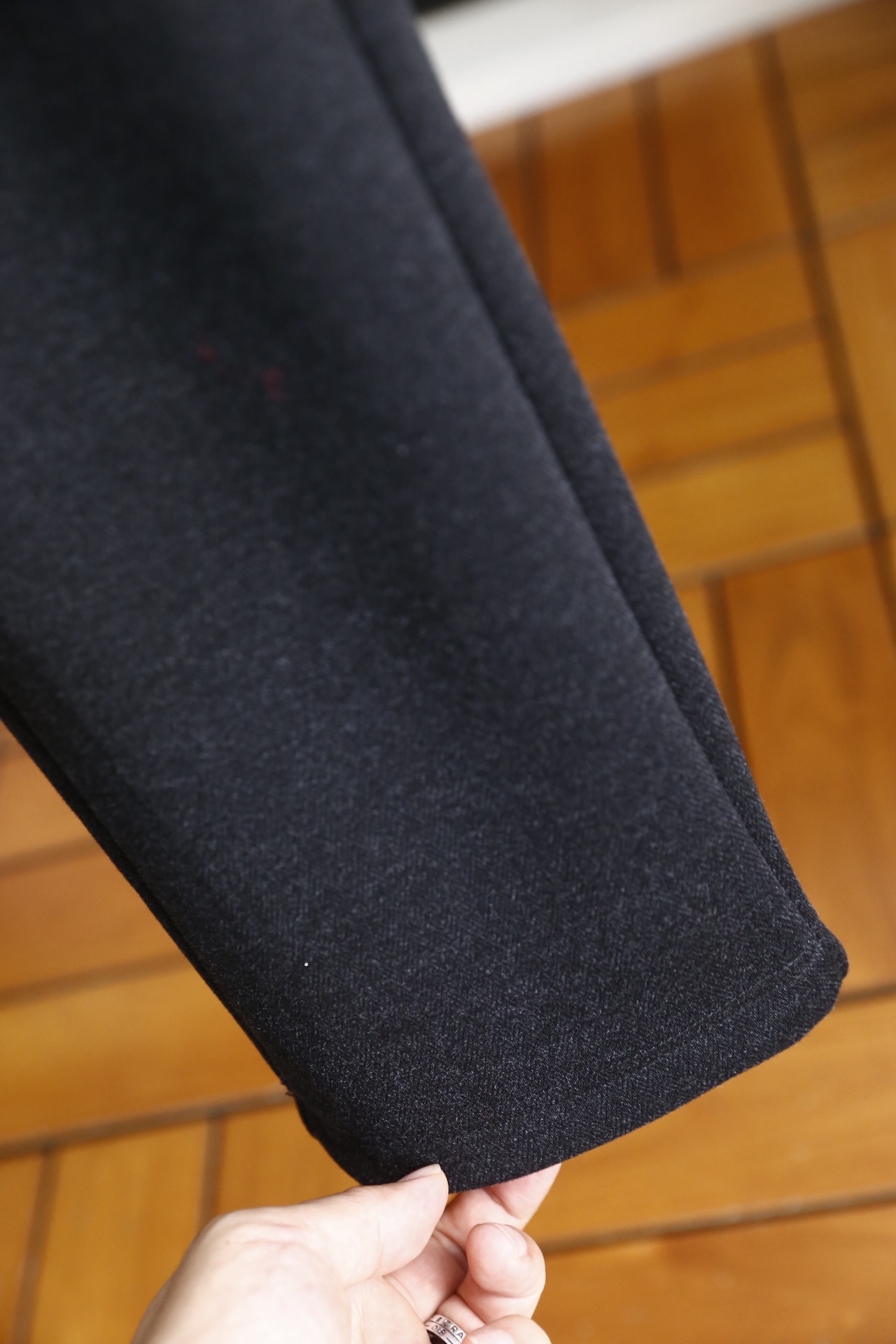 🔥alo.25秋冬新品！时尚男士百搭西裤采用锦纶与氨纶混纺面料打造，锦纶赋予面料耐磨抗皱、不易变形的特性