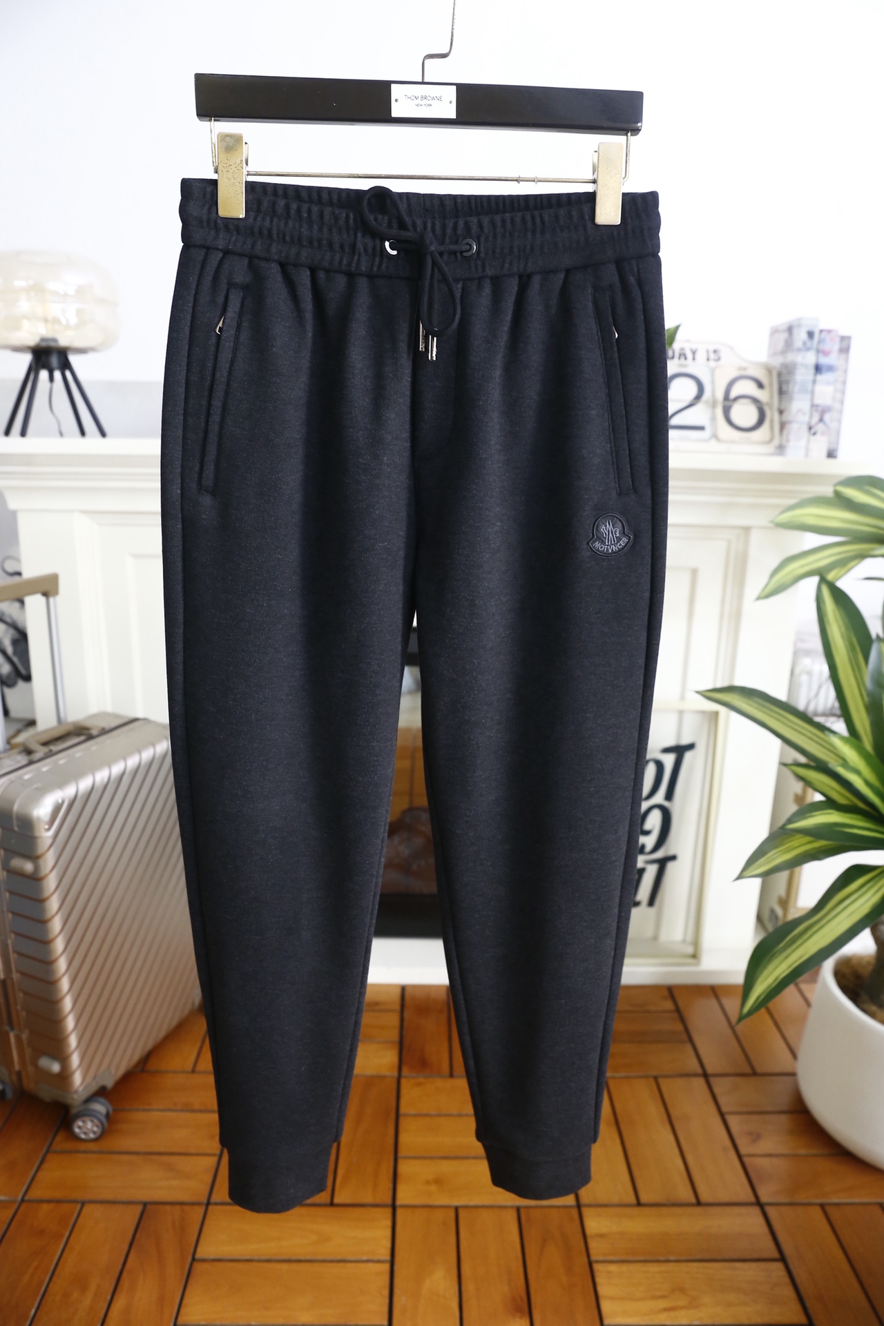 🔥蒙口/Monc*er.25秋冬新款！时尚男士束脚卫裤采用锦纶与氨纶混纺面料打造，面料兼具锦纶的耐磨抗皱